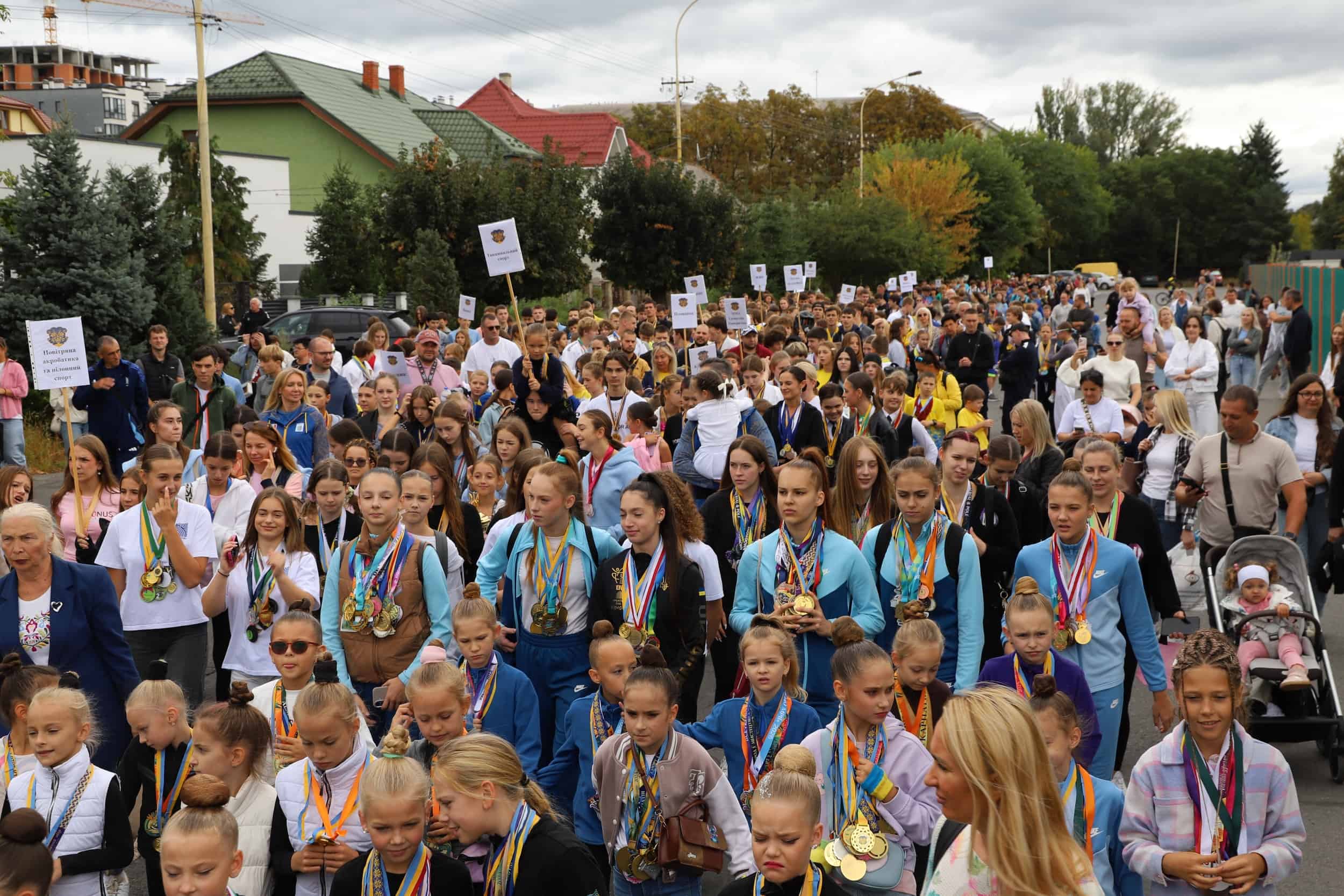 Близько 800 спортсменів пройшли центром Ужгорода під час «Ходи чемпіонів»