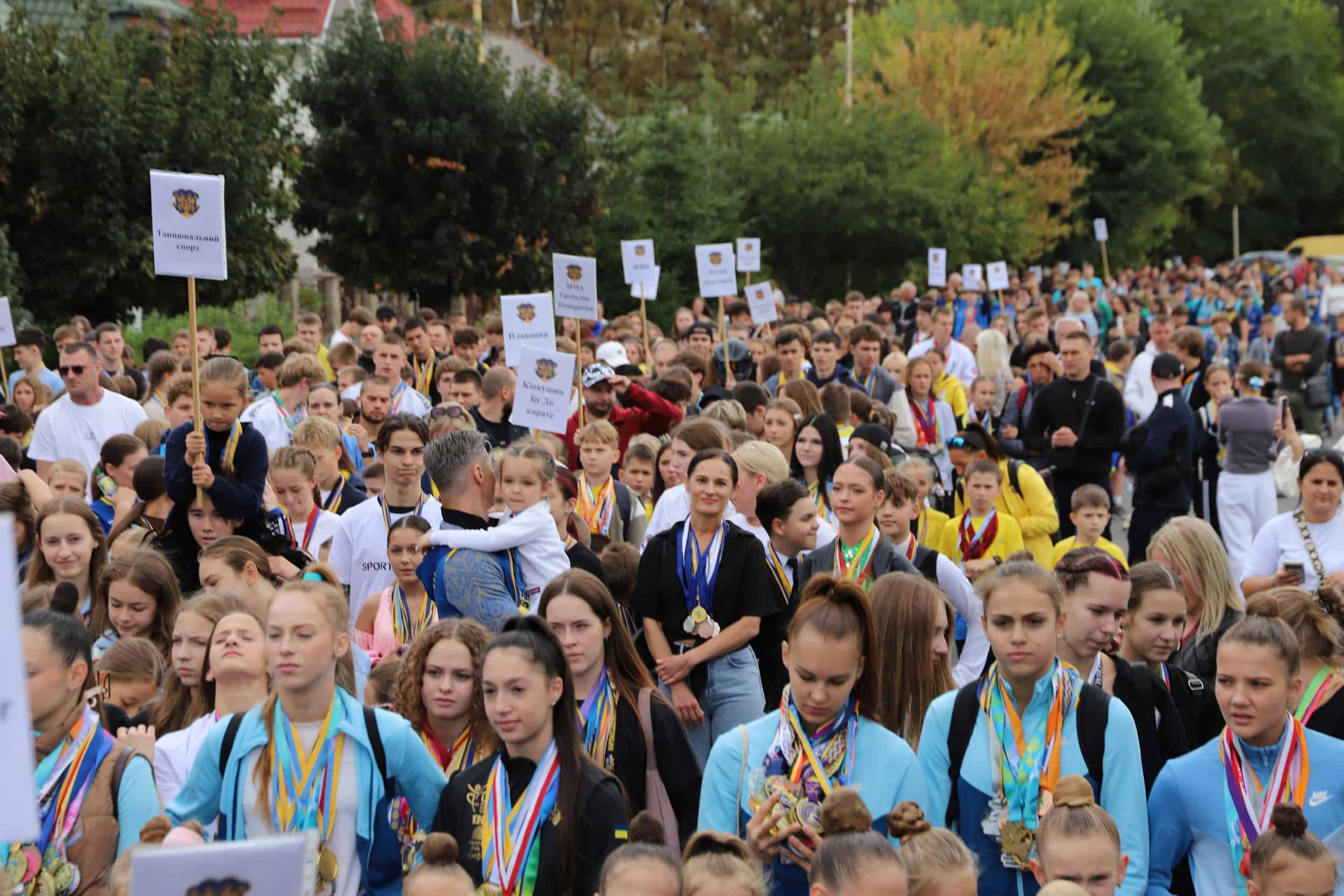 Близько 800 спортсменів пройшли центром Ужгорода під час «Ходи чемпіонів»