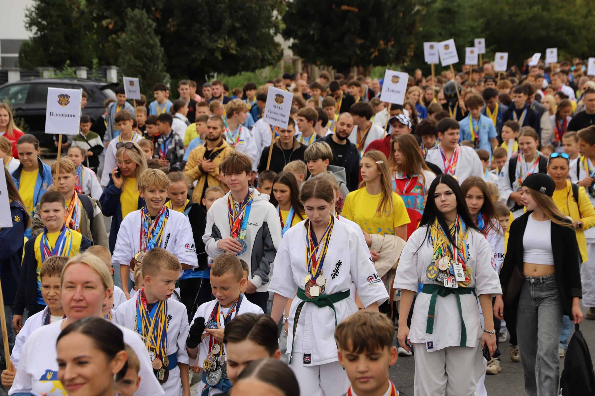 Близько 800 спортсменів пройшли центром Ужгорода під час «Ходи чемпіонів»