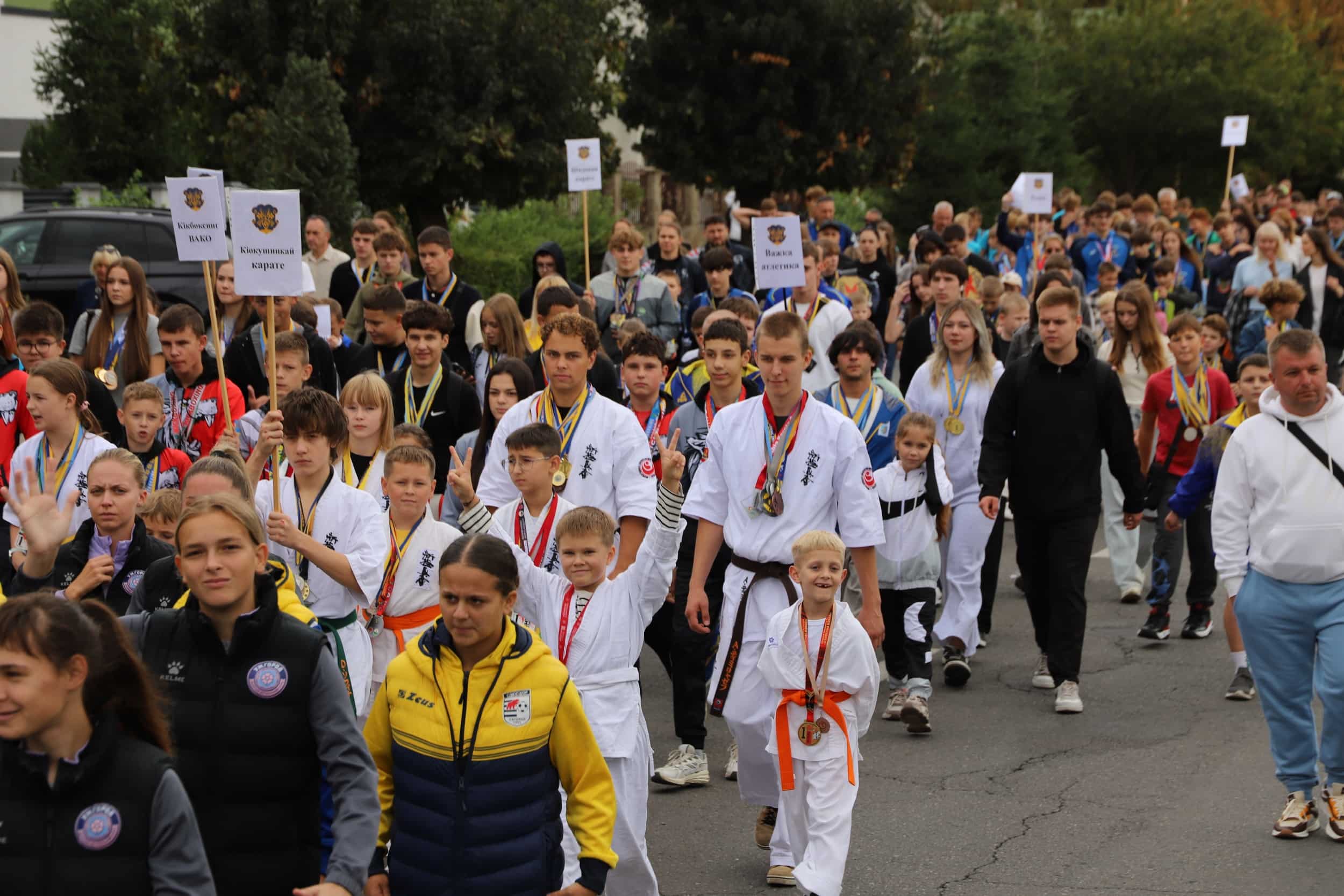 Близько 800 спортсменів пройшли центром Ужгорода під час «Ходи чемпіонів»