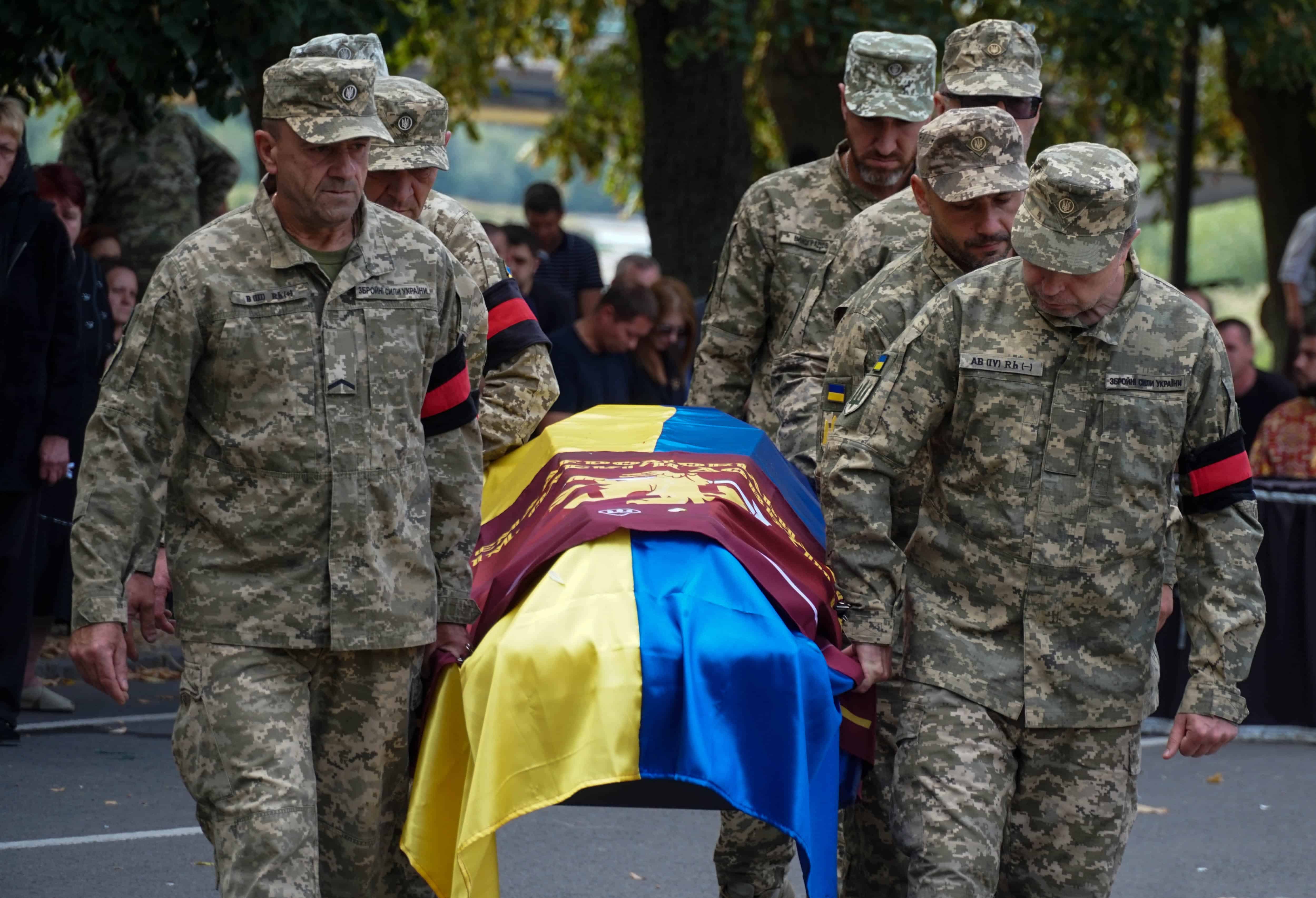 Майже два роки пошуків і надії: в Ужгороді сьогодні поховали 41-річного солдата Артема Талаєва
