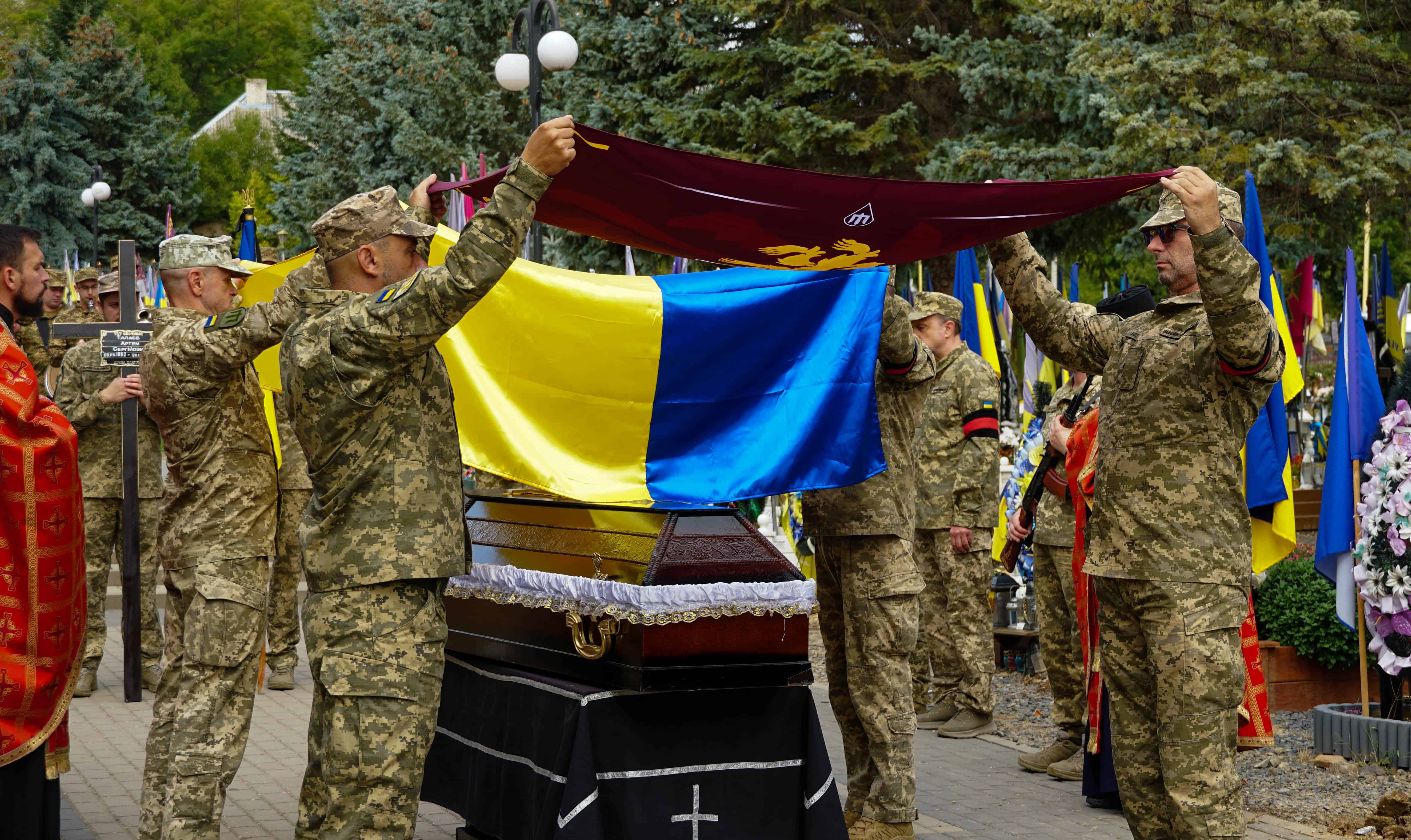Майже два роки пошуків і надії: в Ужгороді сьогодні поховали 41-річного солдата Артема Талаєва