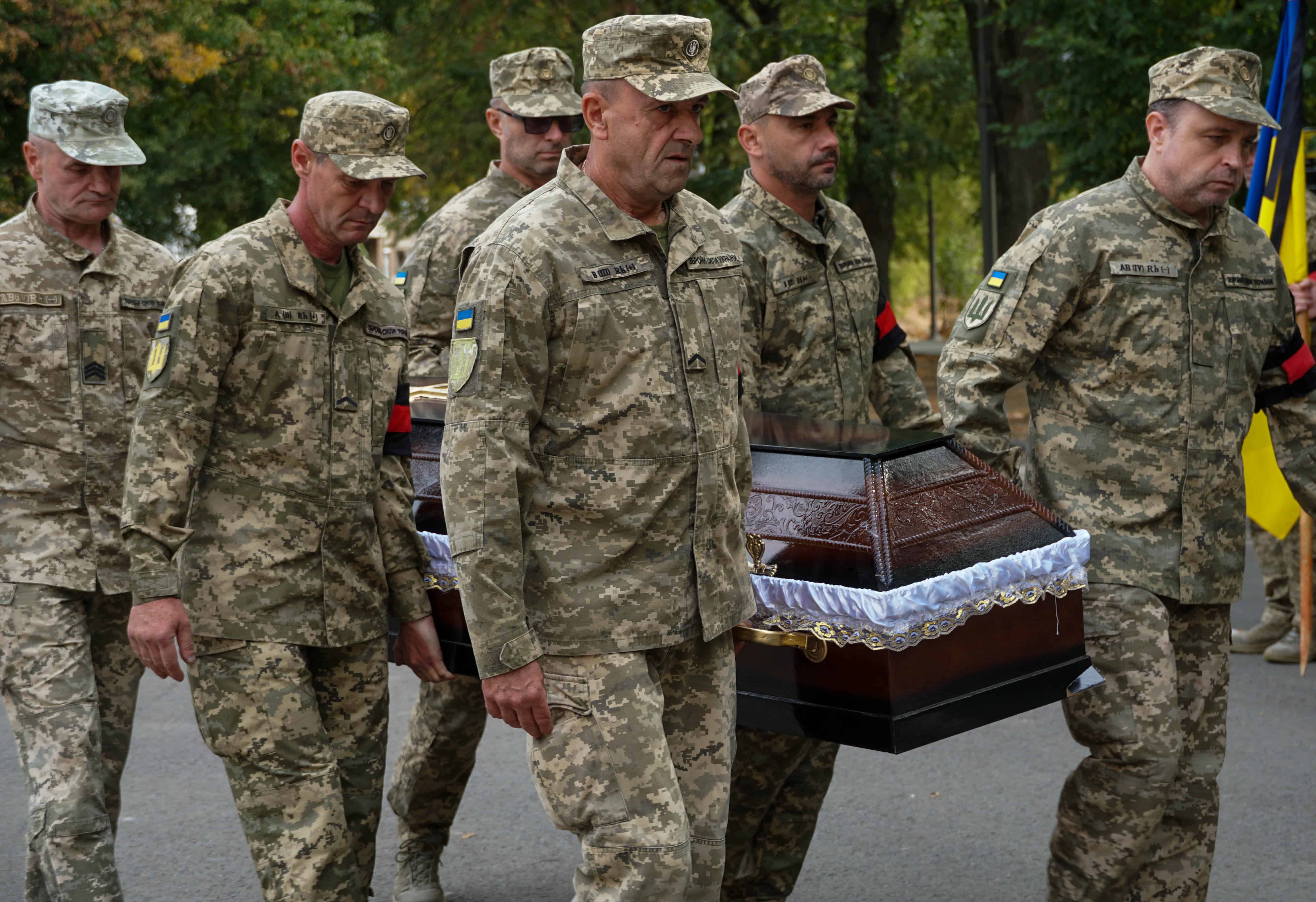 Майже два роки пошуків і надії: в Ужгороді сьогодні поховали 41-річного солдата Артема Талаєва