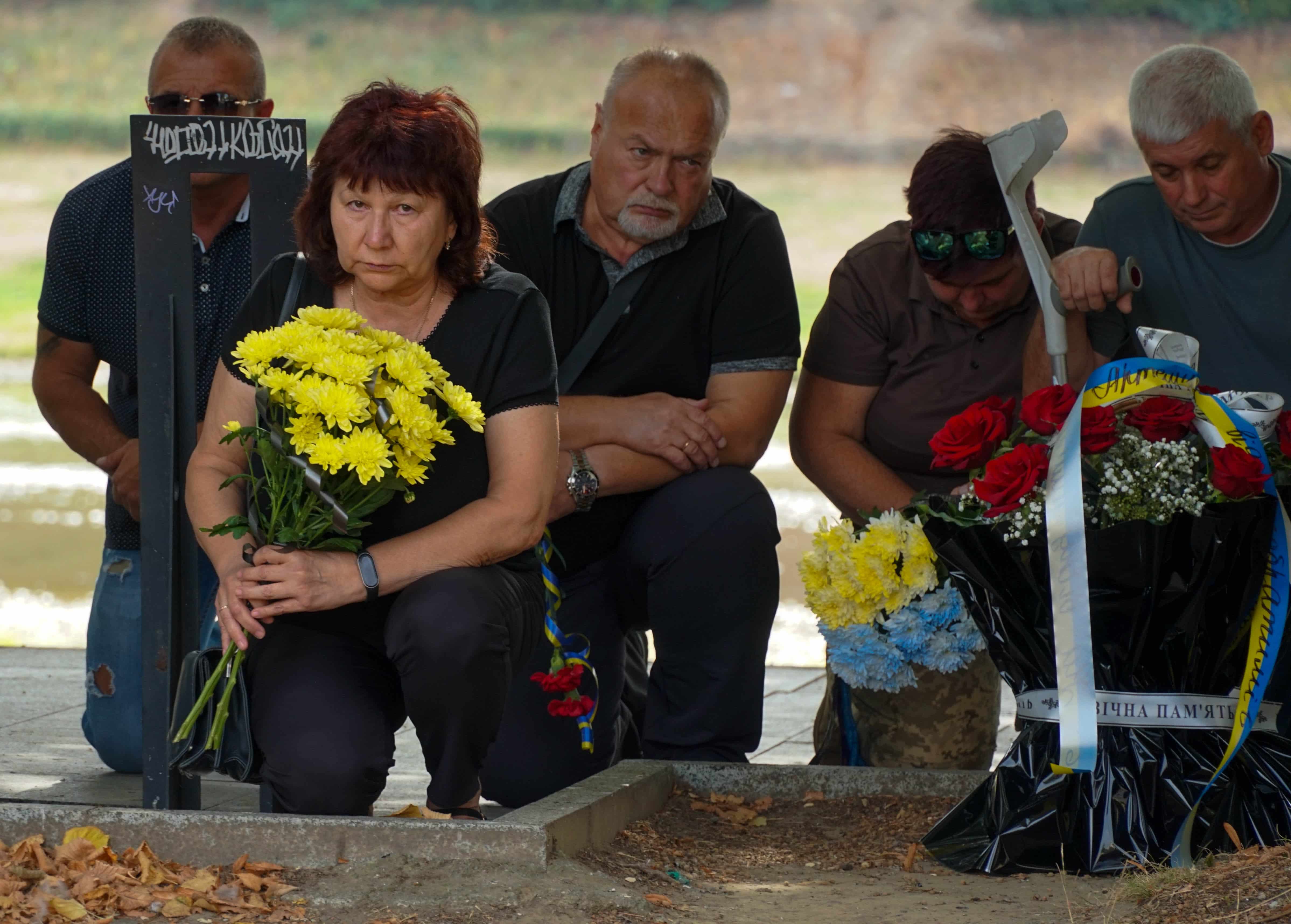 Майже два роки пошуків і надії: в Ужгороді сьогодні поховали 41-річного солдата Артема Талаєва