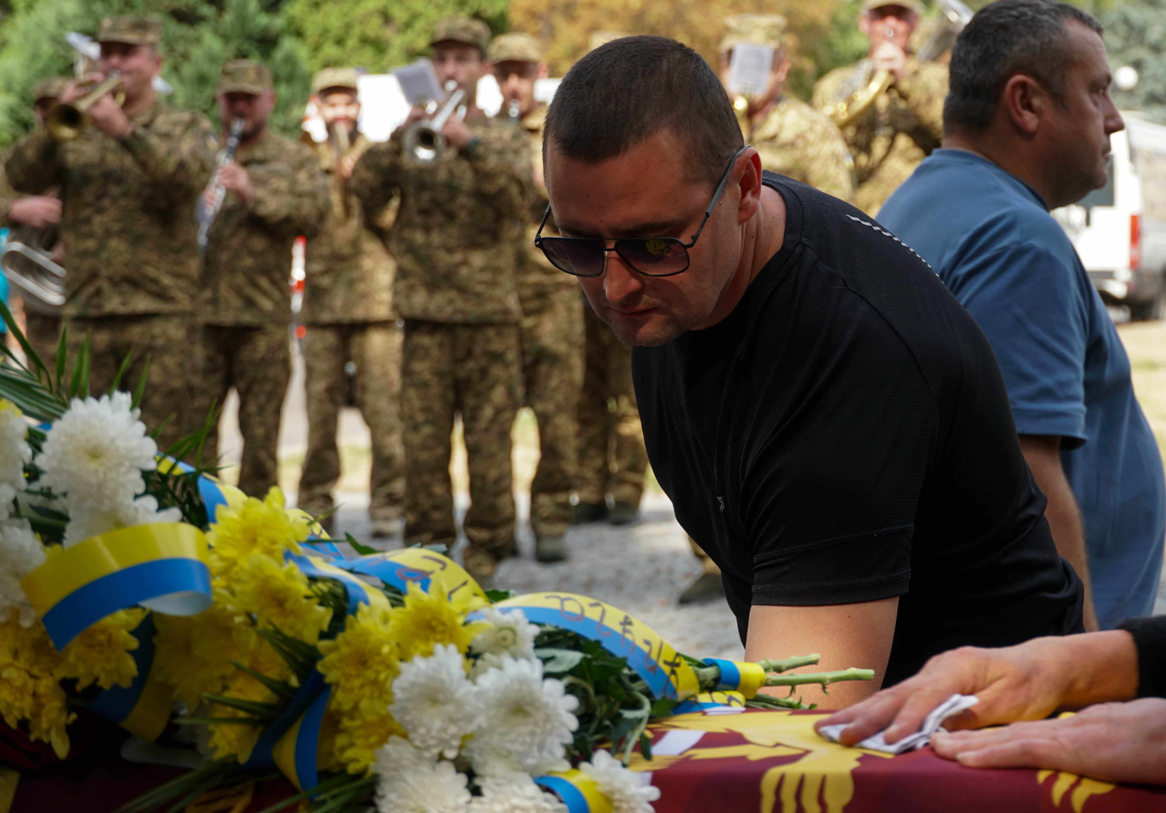 Майже два роки пошуків і надії: в Ужгороді сьогодні поховали 41-річного солдата Артема Талаєва
