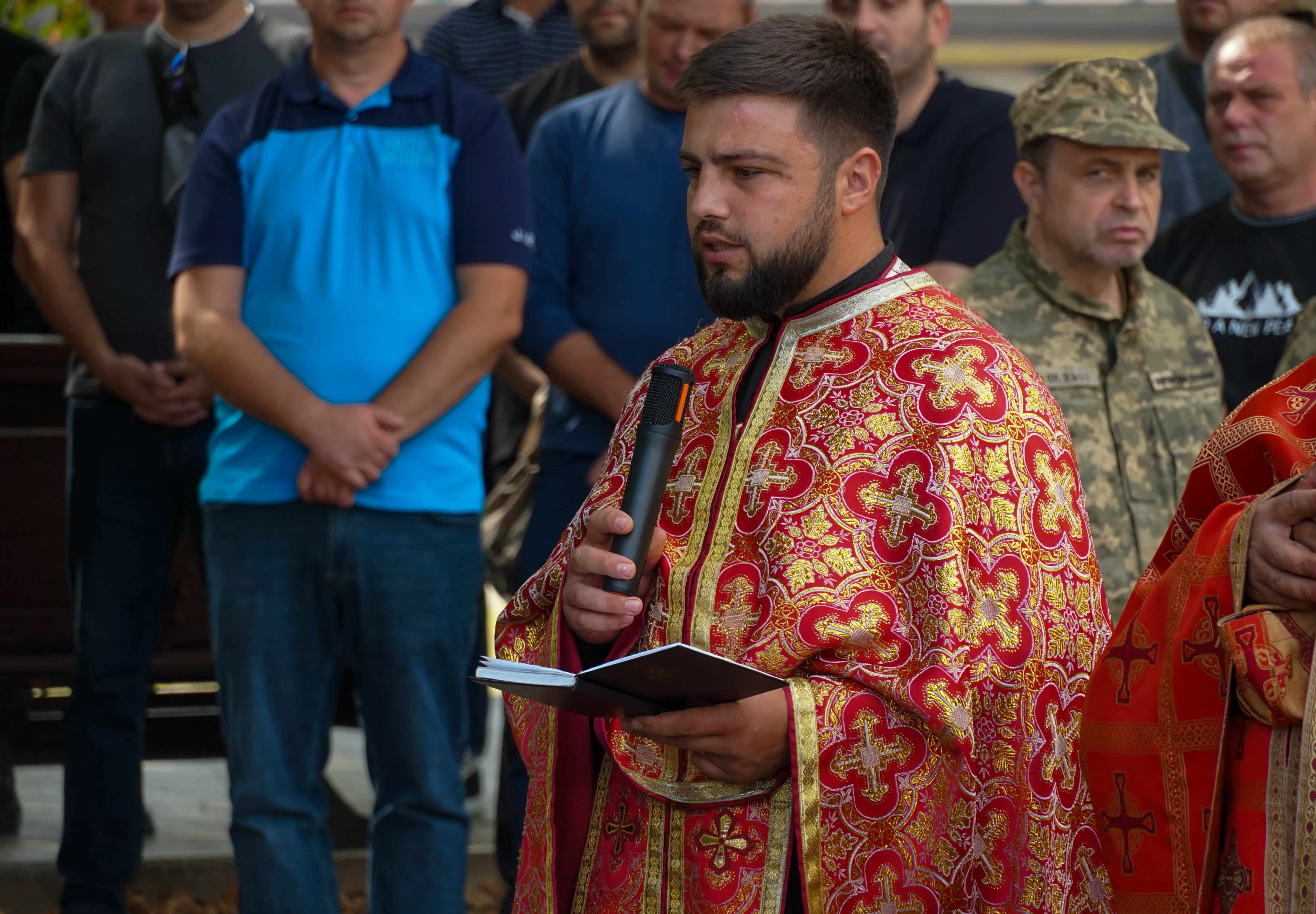 Майже два роки пошуків і надії: в Ужгороді сьогодні поховали 41-річного солдата Артема Талаєва