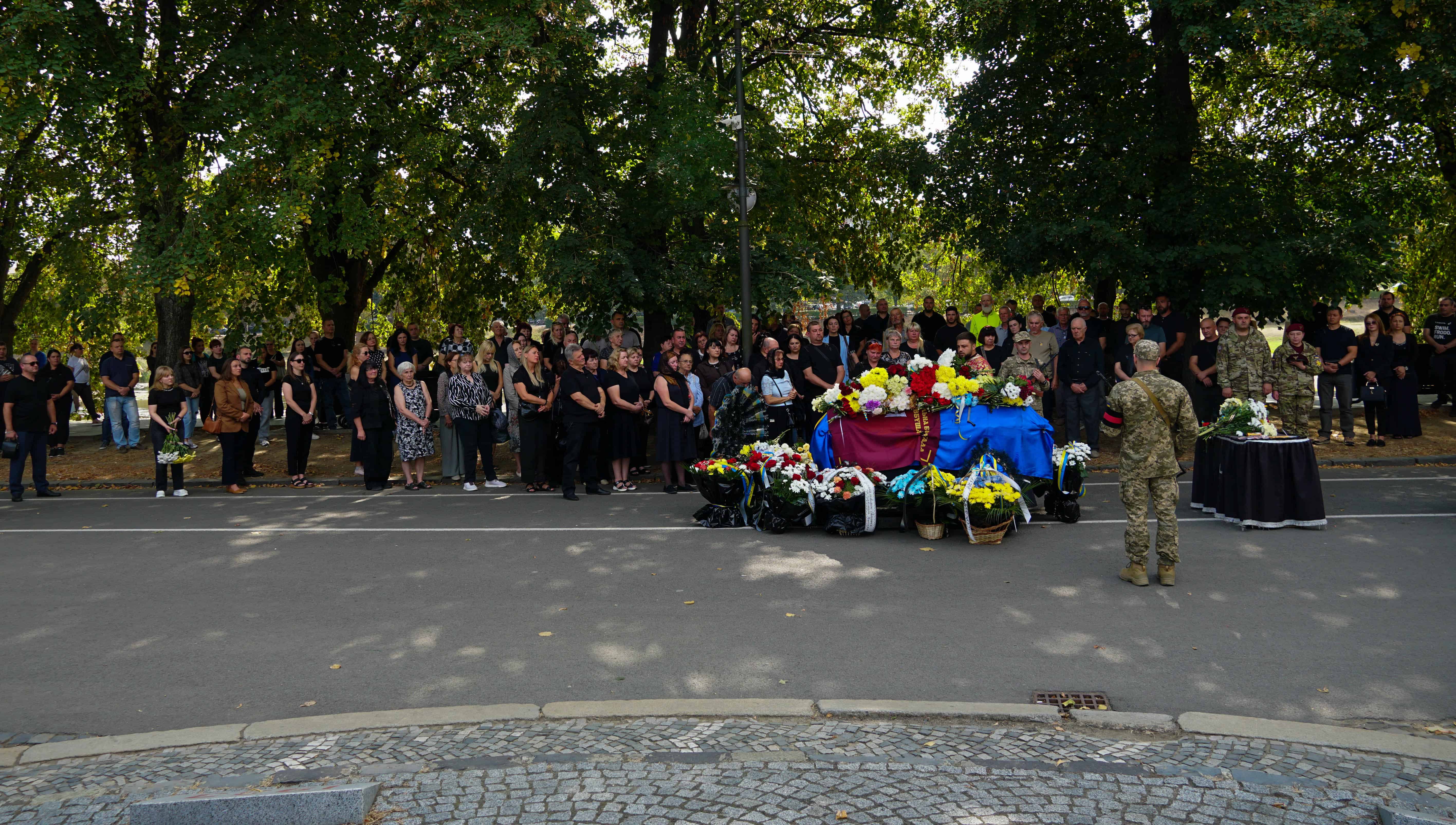 Майже два роки пошуків і надії: в Ужгороді сьогодні поховали 41-річного солдата Артема Талаєва