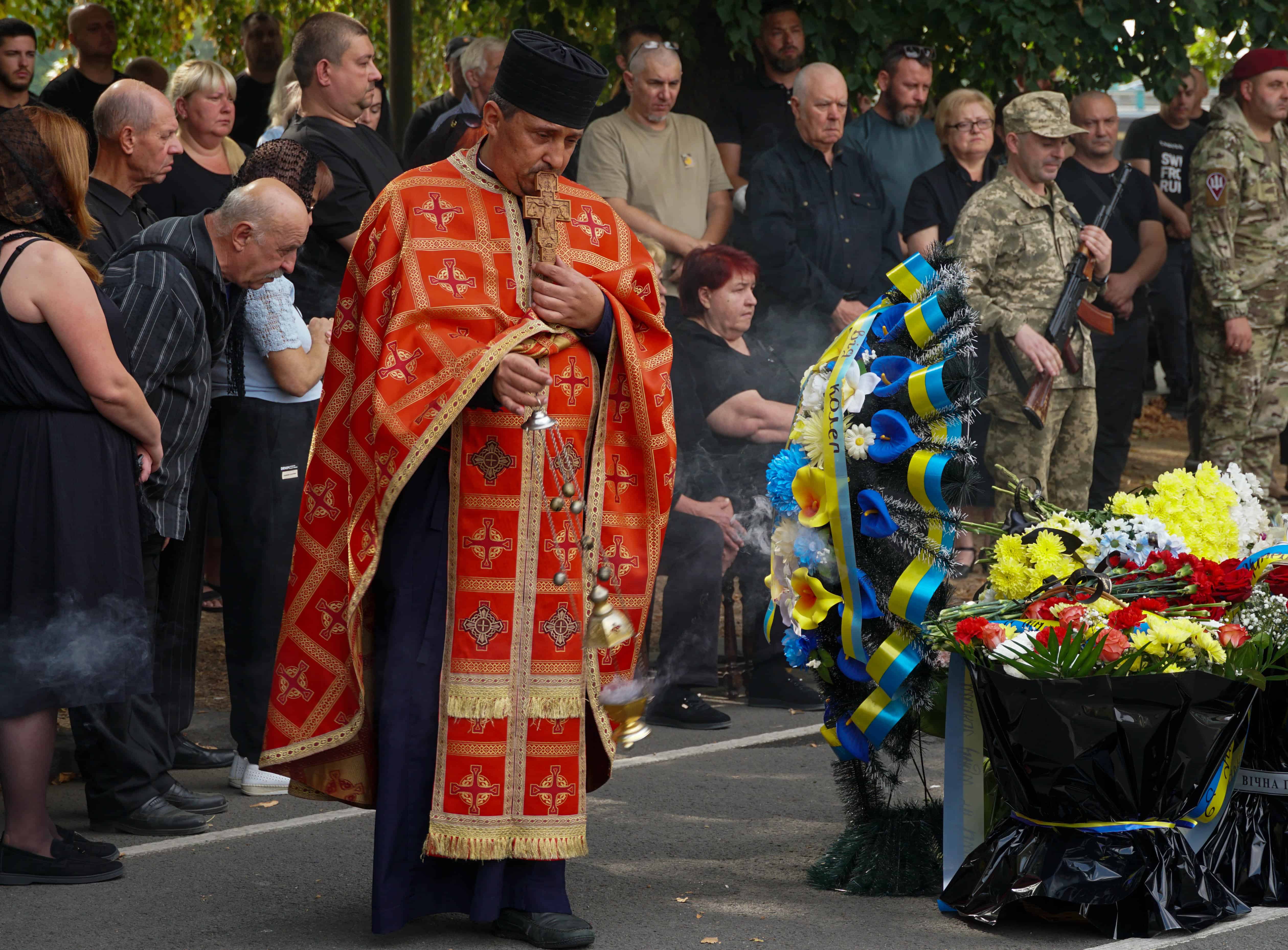 Майже два роки пошуків і надії: в Ужгороді сьогодні поховали 41-річного солдата Артема Талаєва