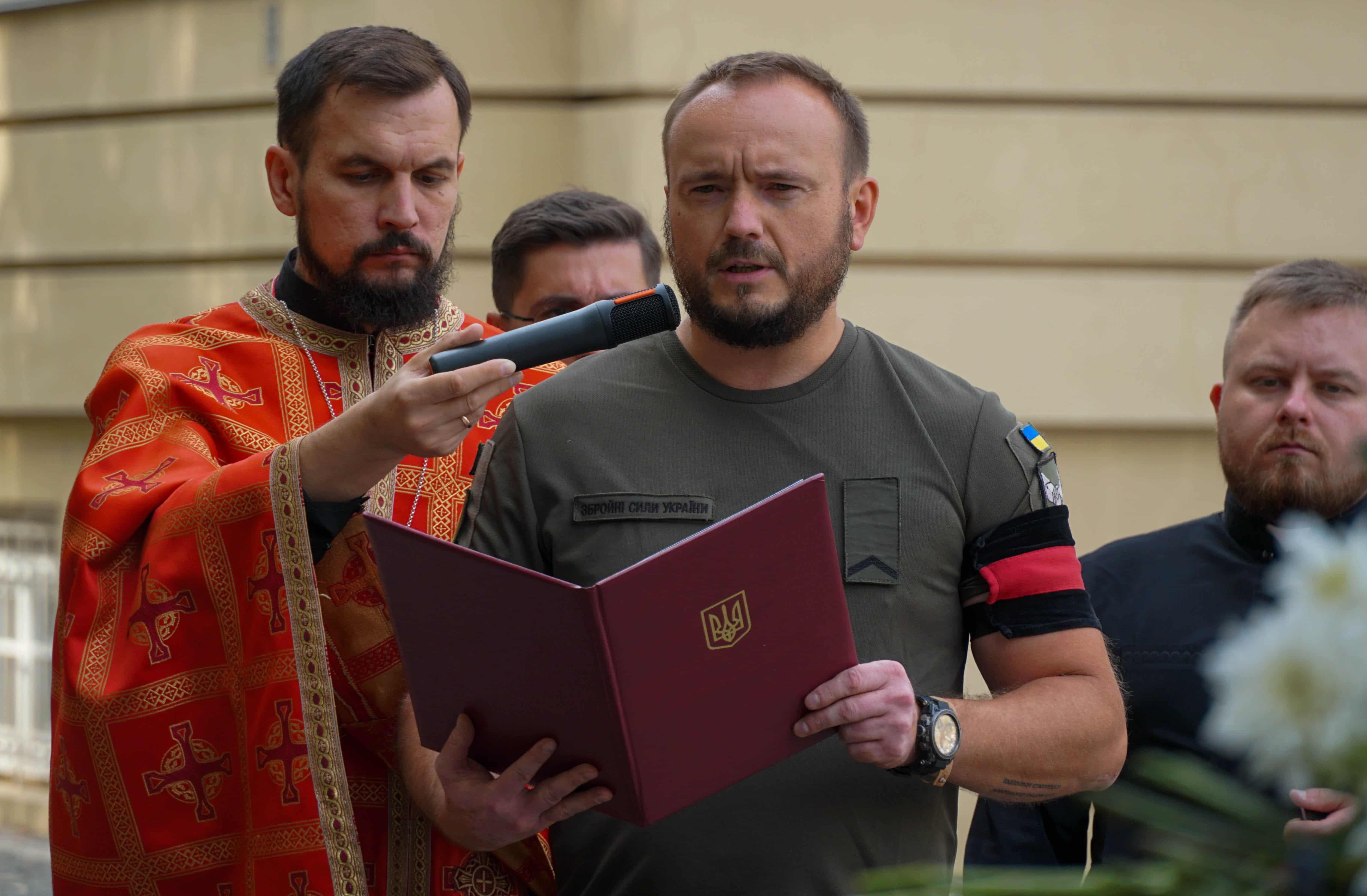 Майже два роки пошуків і надії: в Ужгороді сьогодні поховали 41-річного солдата Артема Талаєва