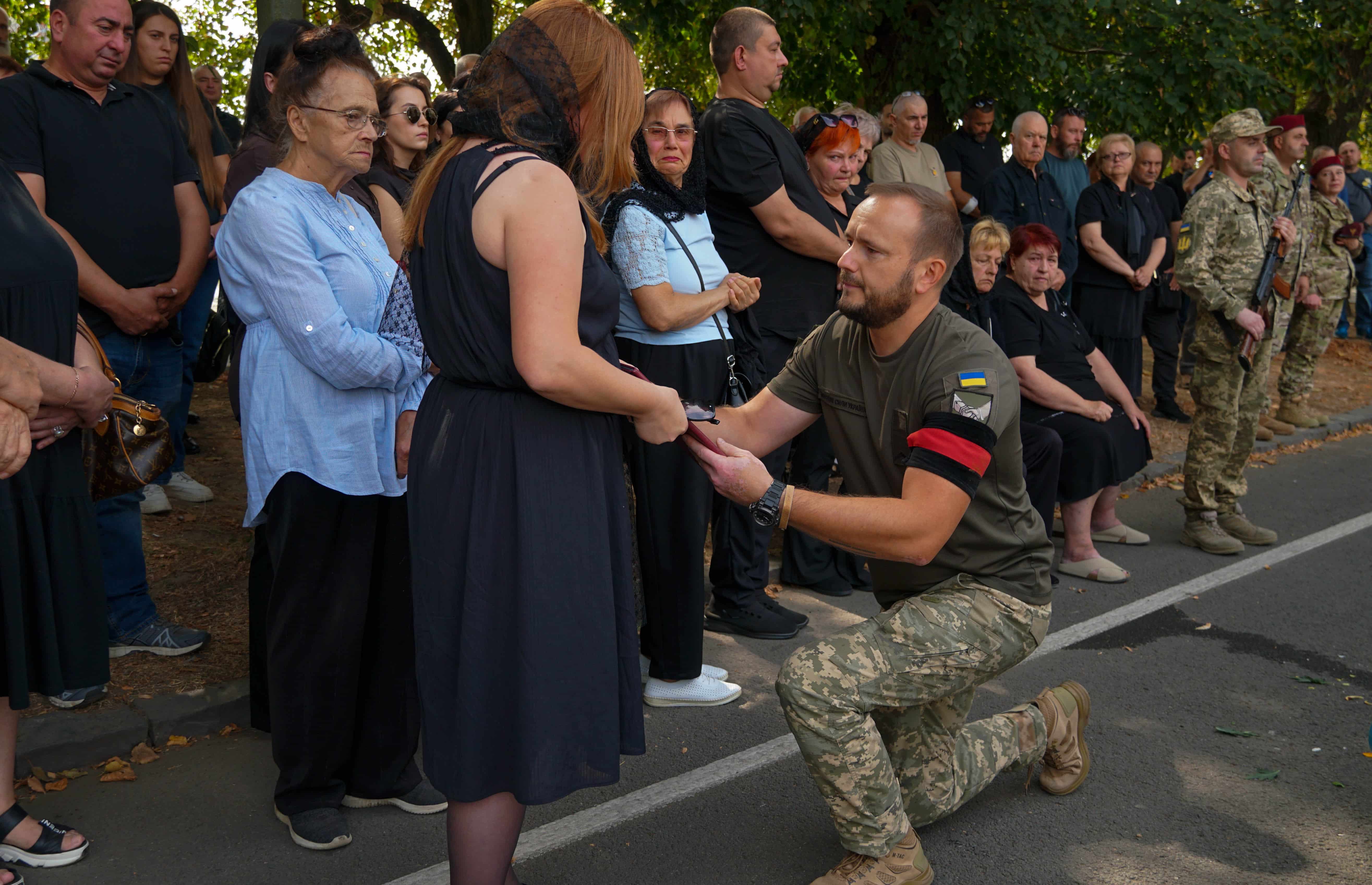 Майже два роки пошуків і надії: в Ужгороді сьогодні поховали 41-річного солдата Артема Талаєва