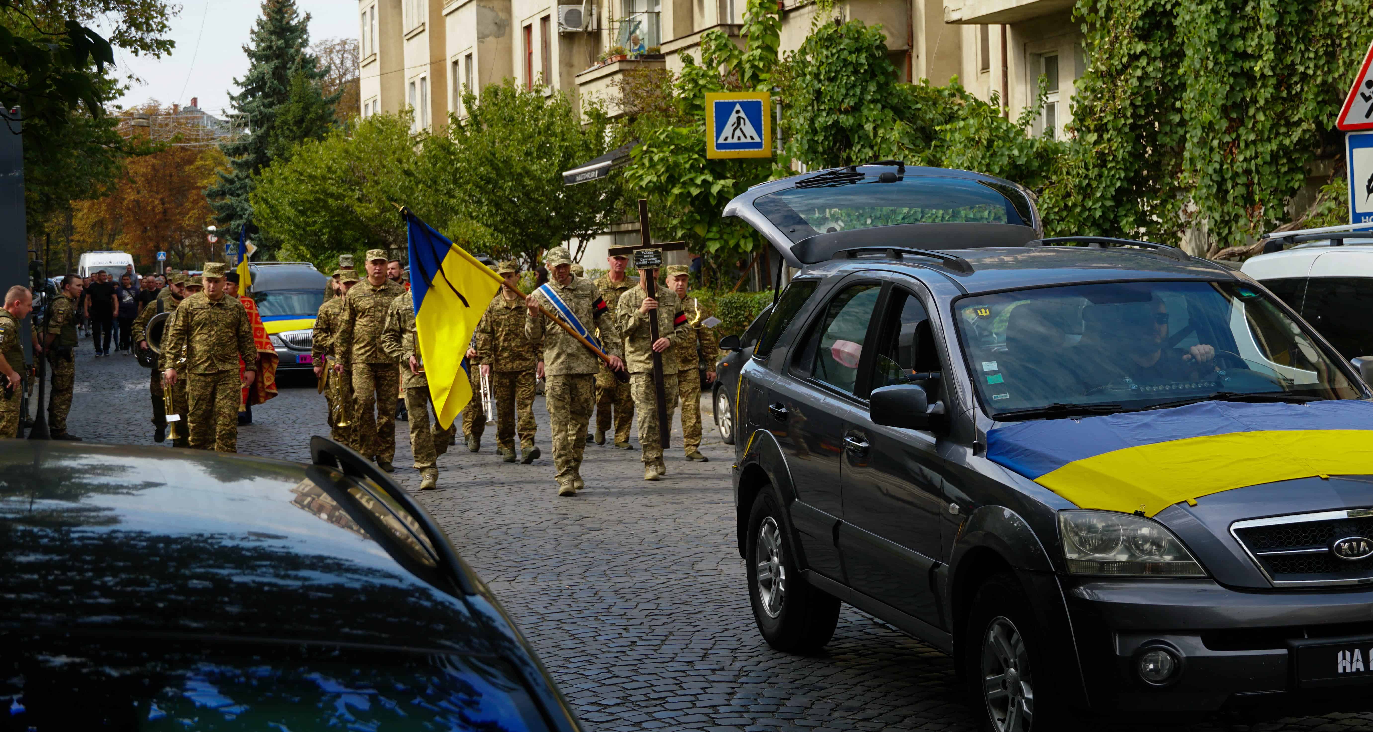 Майже два роки пошуків і надії: в Ужгороді сьогодні поховали 41-річного солдата Артема Талаєва