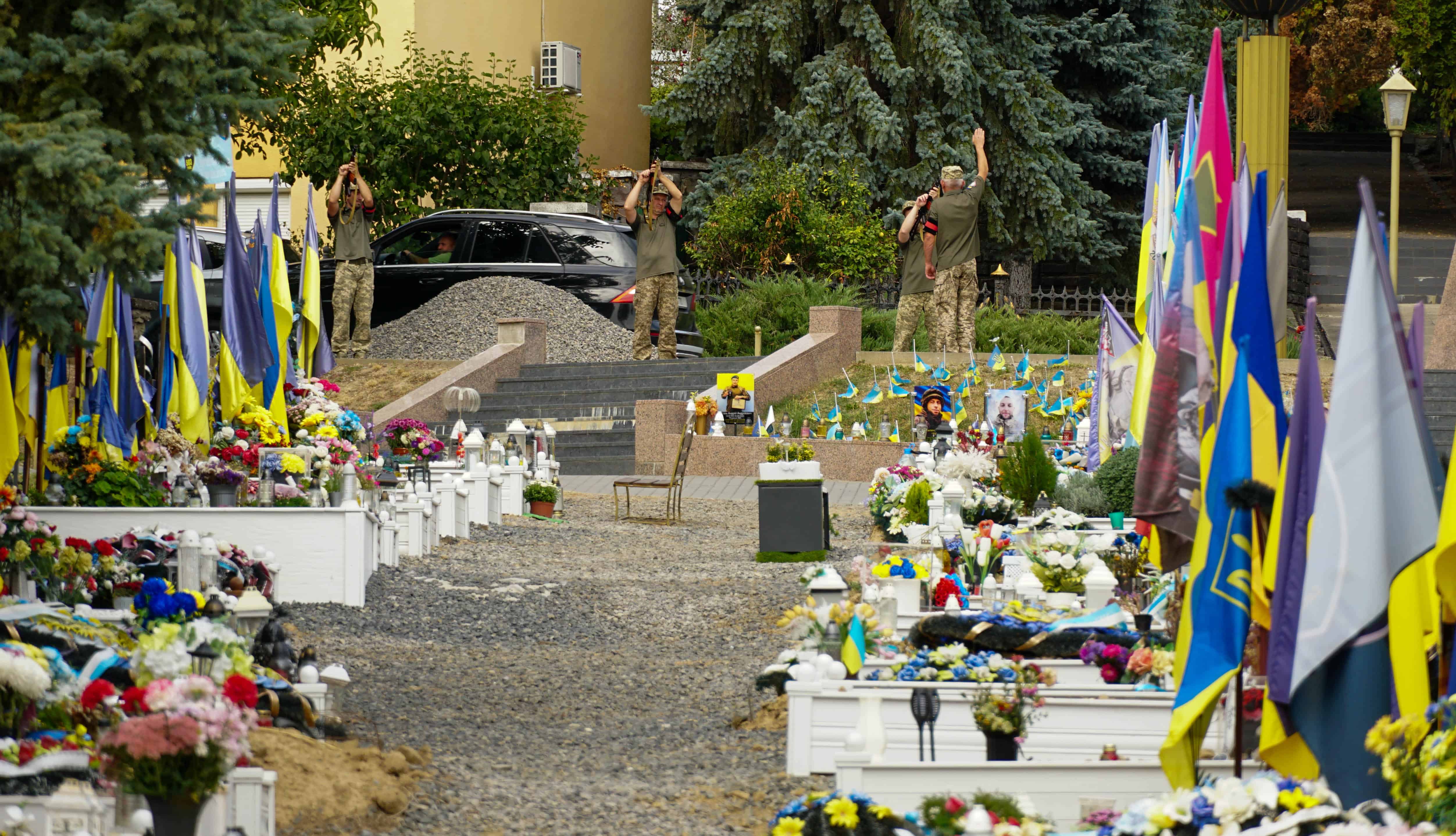 Майже два роки пошуків і надії: в Ужгороді сьогодні поховали 41-річного солдата Артема Талаєва