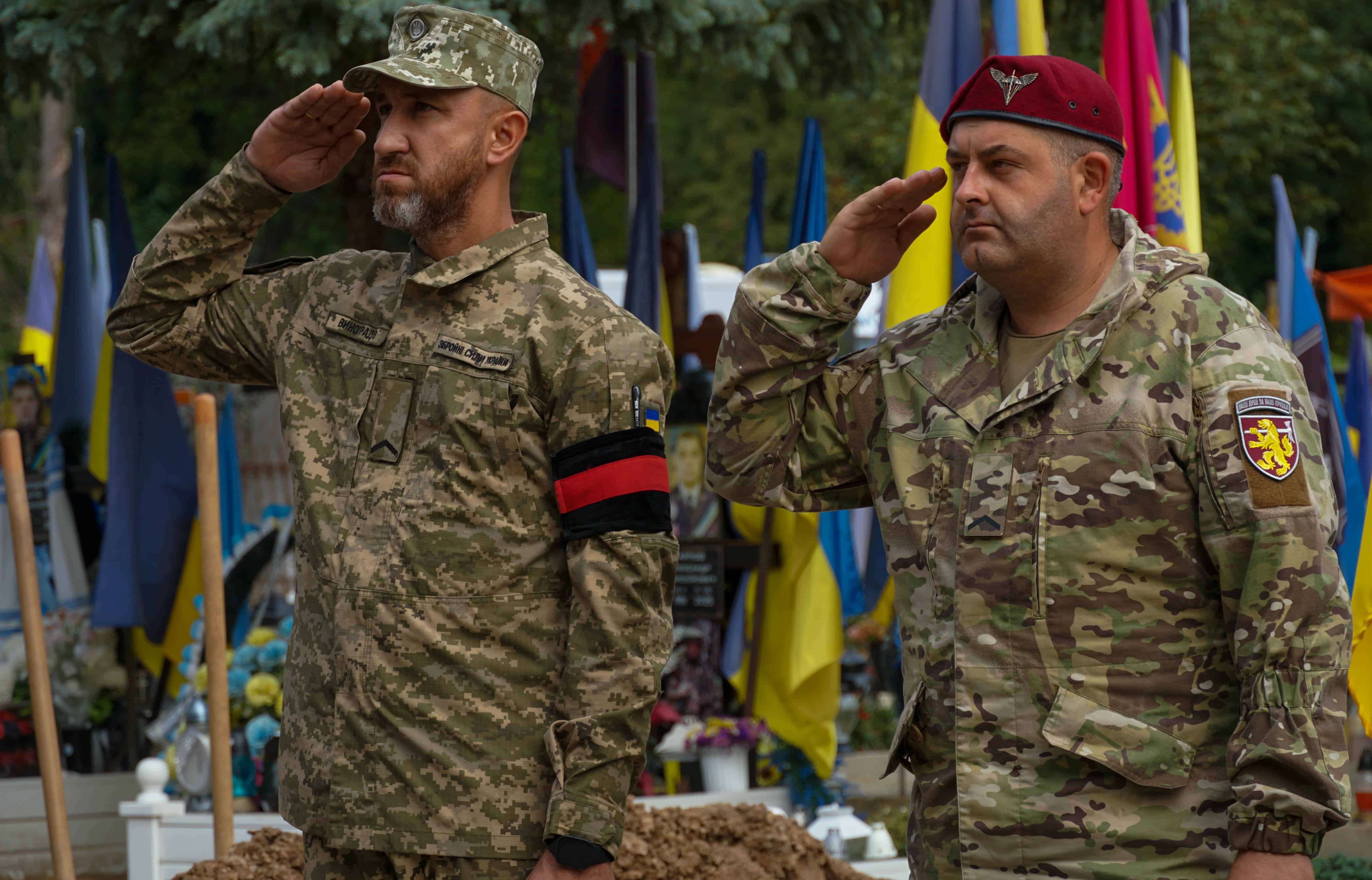 Майже два роки пошуків і надії: в Ужгороді сьогодні поховали 41-річного солдата Артема Талаєва