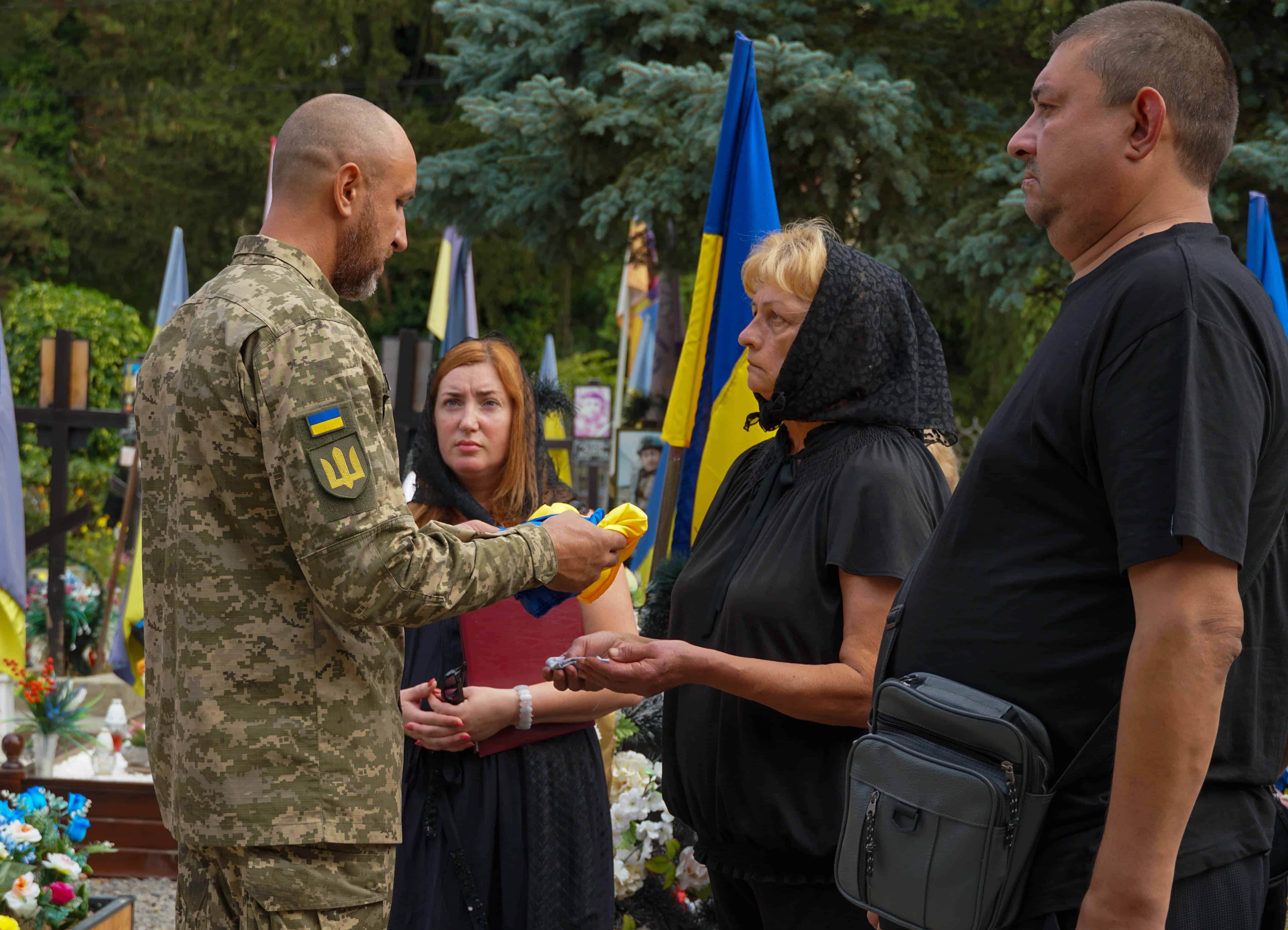 Майже два роки пошуків і надії: в Ужгороді сьогодні поховали 41-річного солдата Артема Талаєва