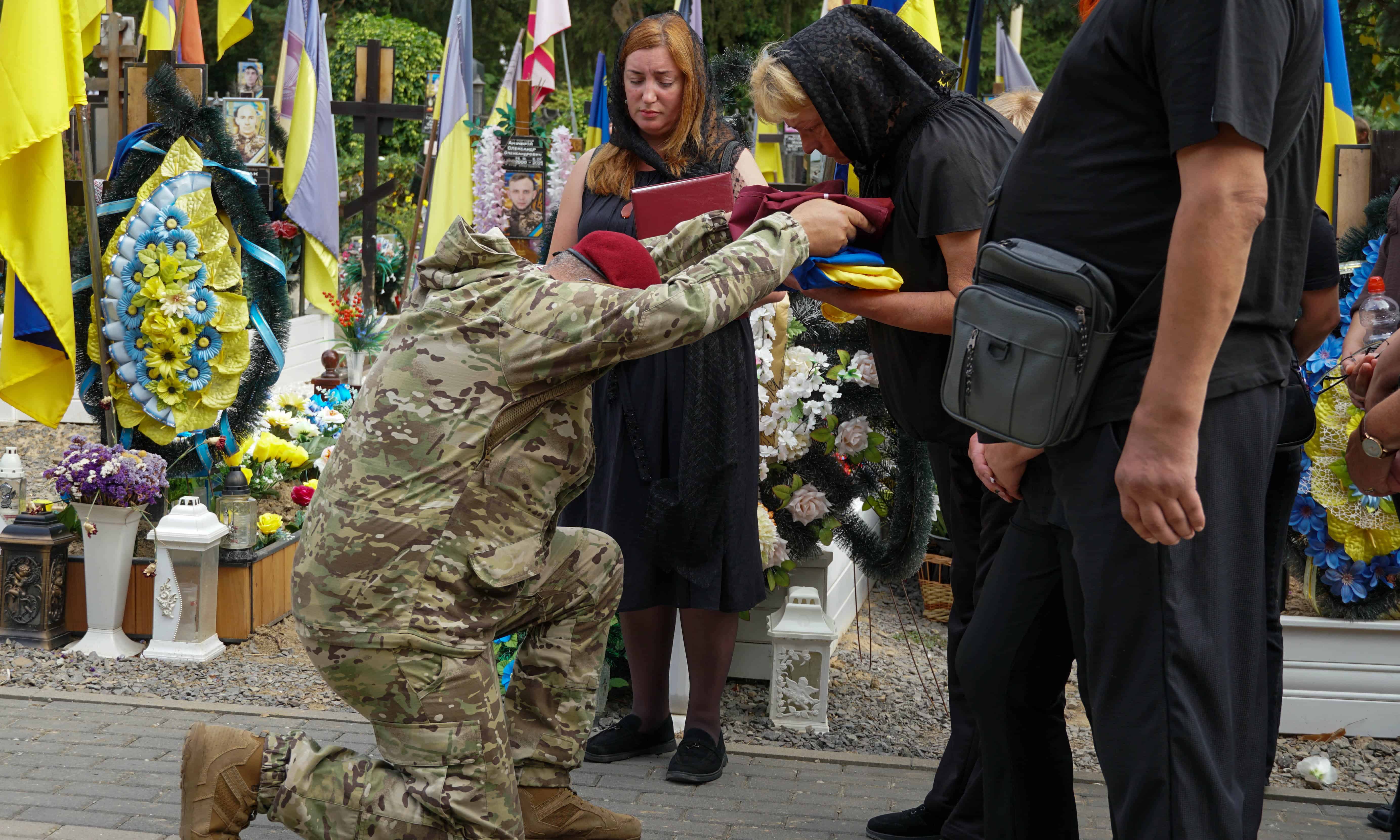Майже два роки пошуків і надії: в Ужгороді сьогодні поховали 41-річного солдата Артема Талаєва