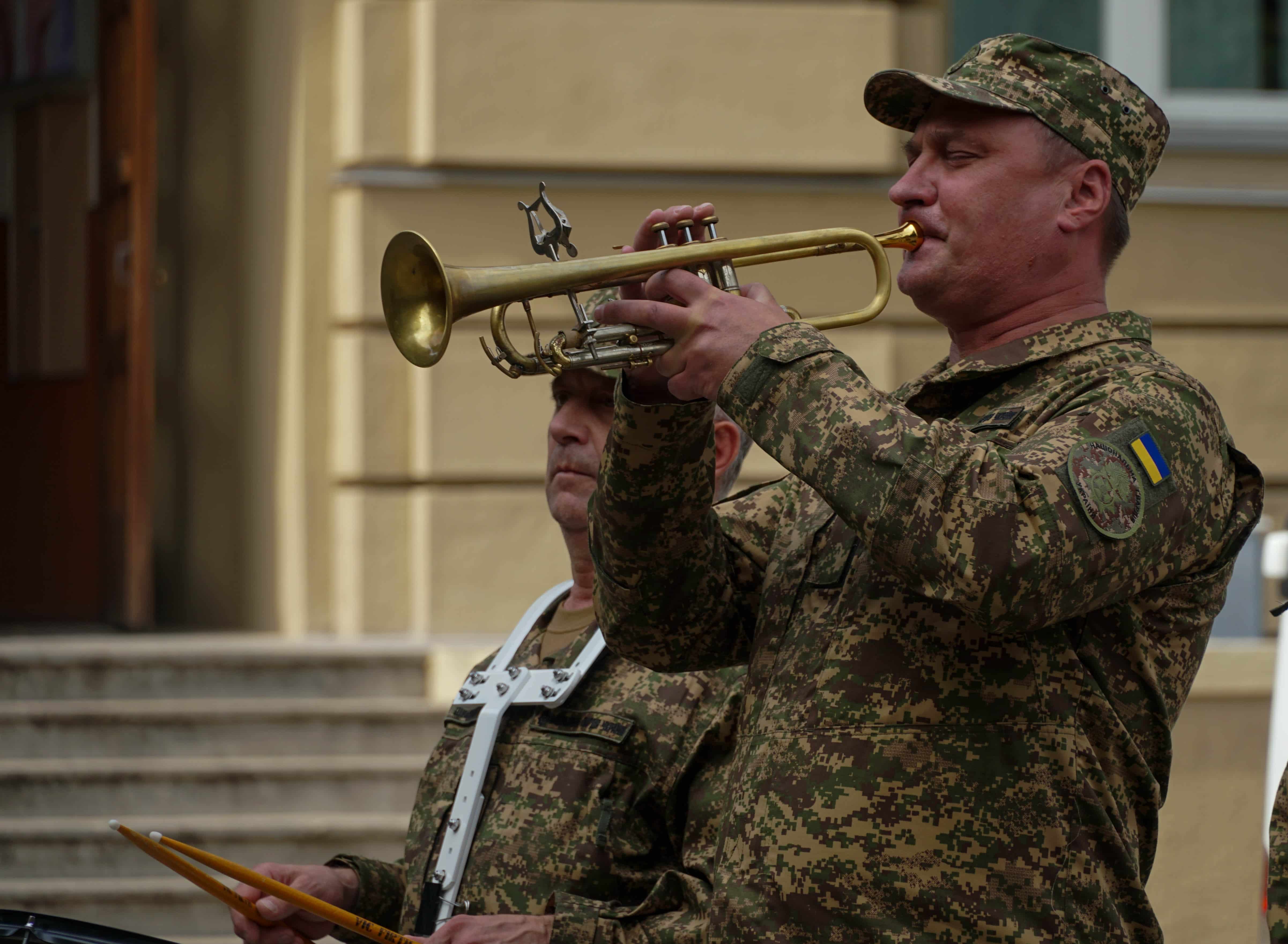 Майже два роки пошуків і надії: в Ужгороді сьогодні поховали 41-річного солдата Артема Талаєва