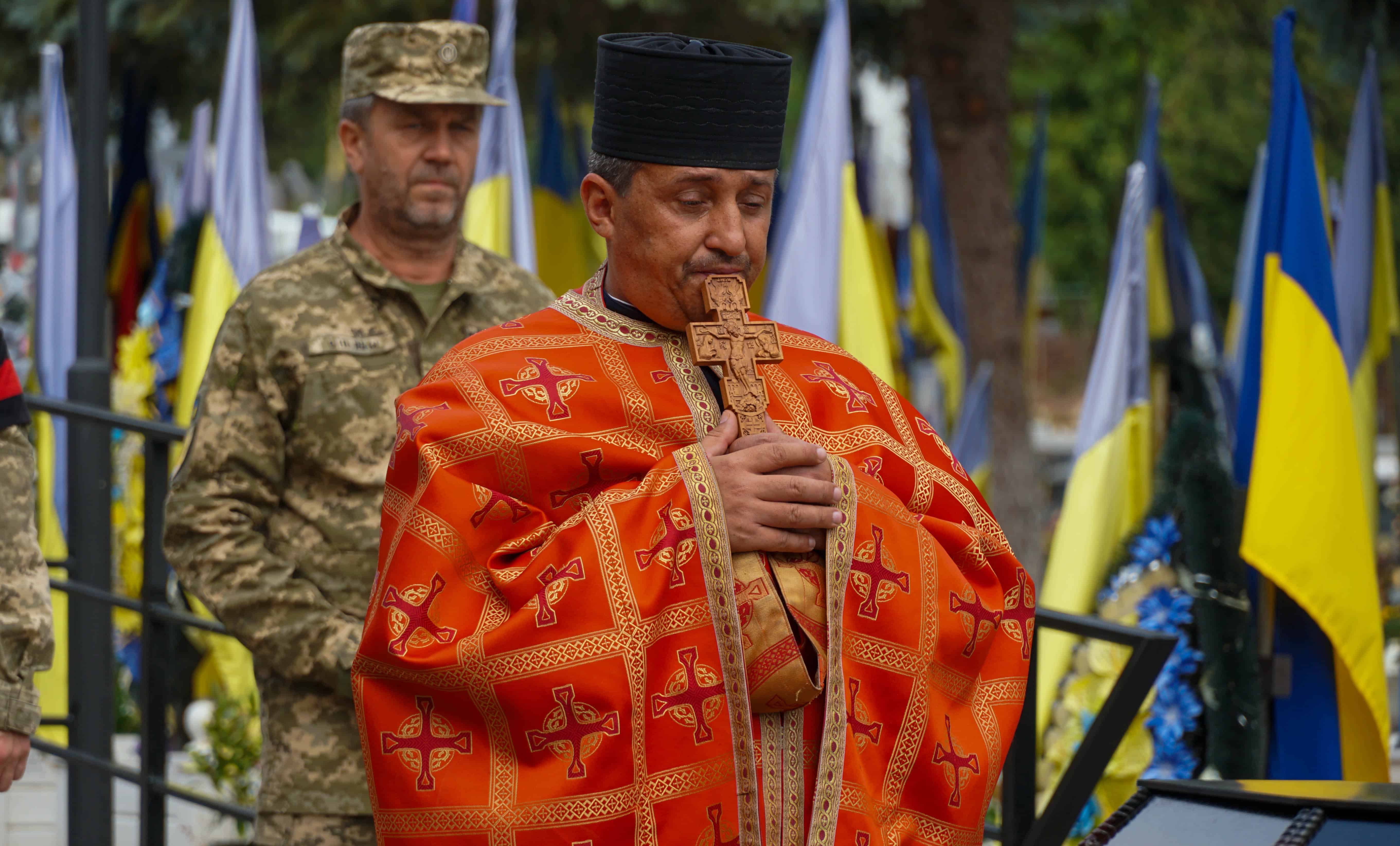 Майже два роки пошуків і надії: в Ужгороді сьогодні поховали 41-річного солдата Артема Талаєва