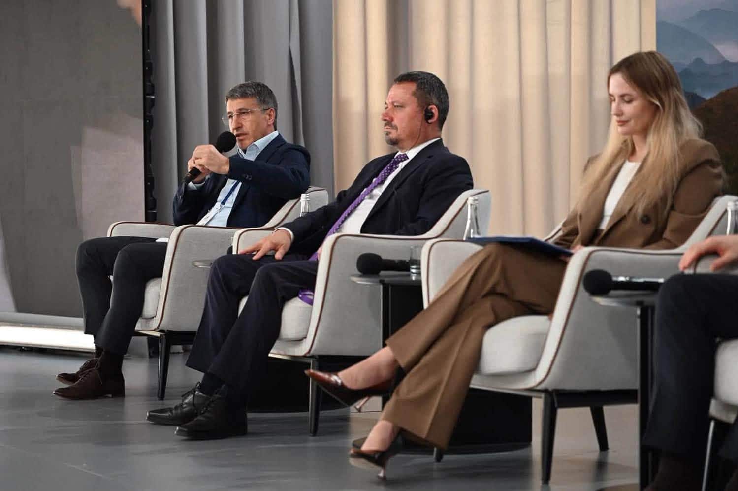 Перший Карпатський економічний форум, що відбувся на Івано-Франківщині, об’єднав майже 1400 учасників із 25 країн
