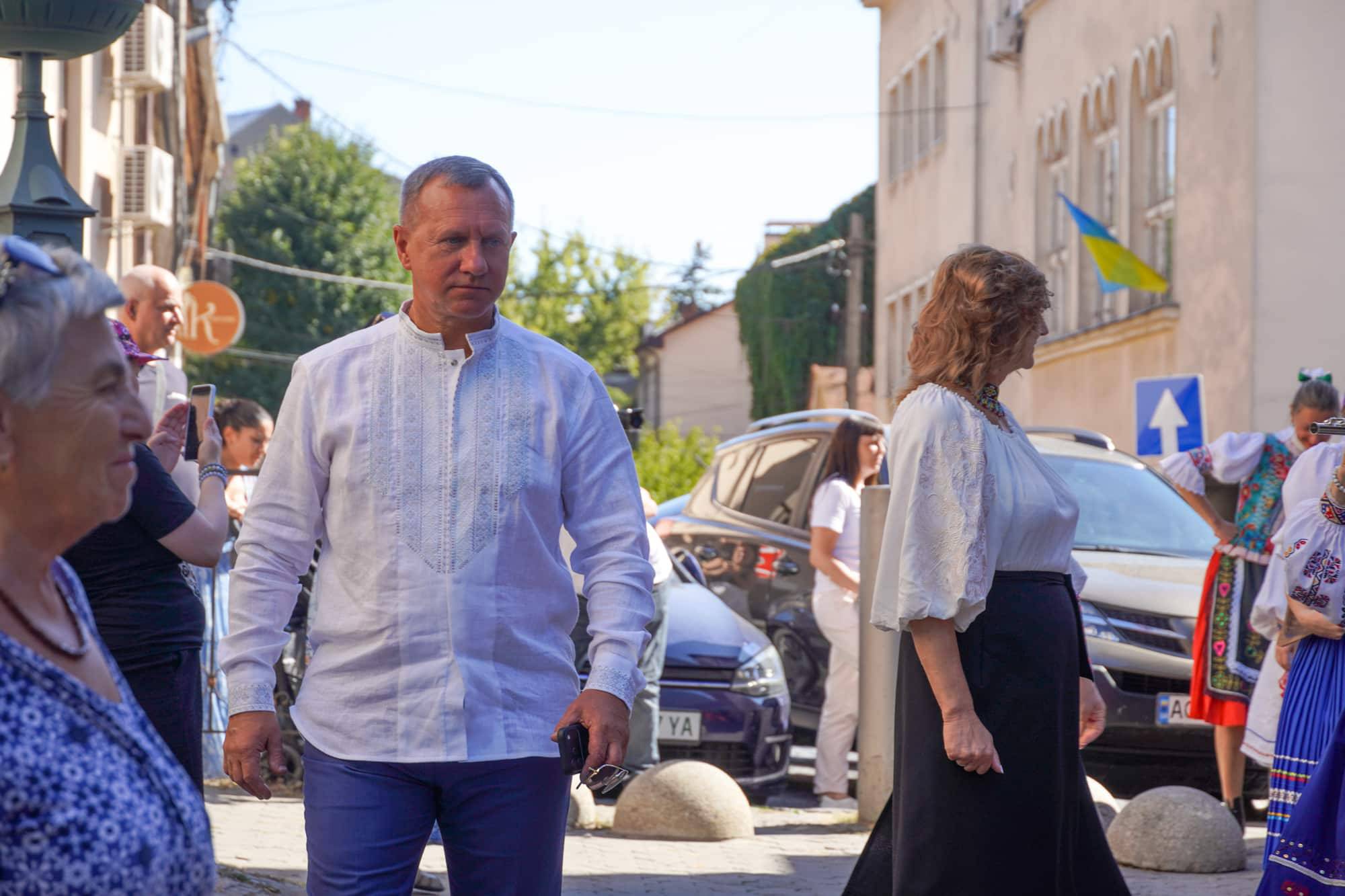 Ужгород знову перенісся у минуле: вулицями міста пройшло закарпатське весілля