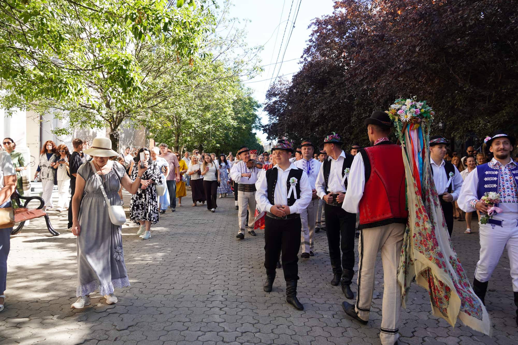 Ужгород знову перенісся у минуле: вулицями міста пройшло закарпатське весілля