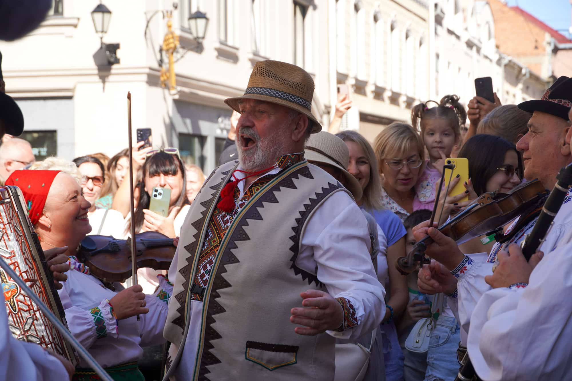 Ужгород знову перенісся у минуле: вулицями міста пройшло закарпатське весілля