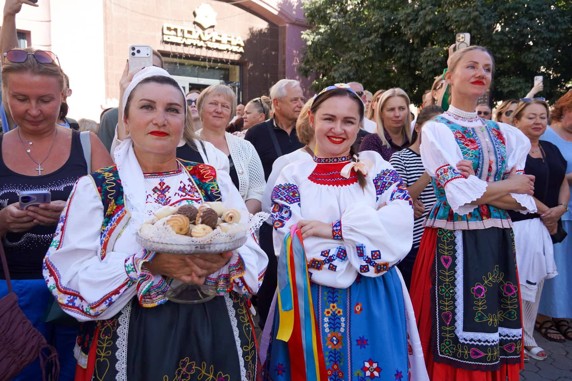 Ужгород знову перенісся у минуле: вулицями міста пройшло закарпатське весілля