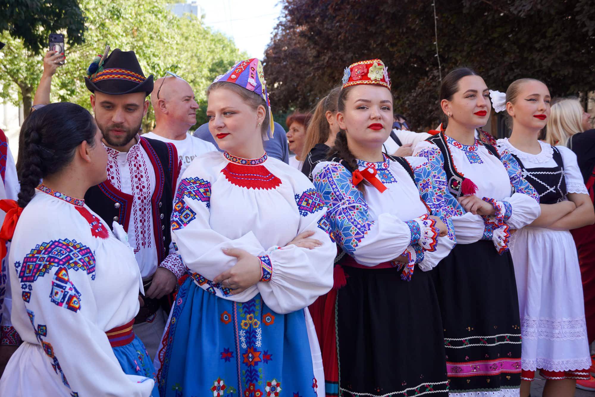 Ужгород знову перенісся у минуле: вулицями міста пройшло закарпатське весілля