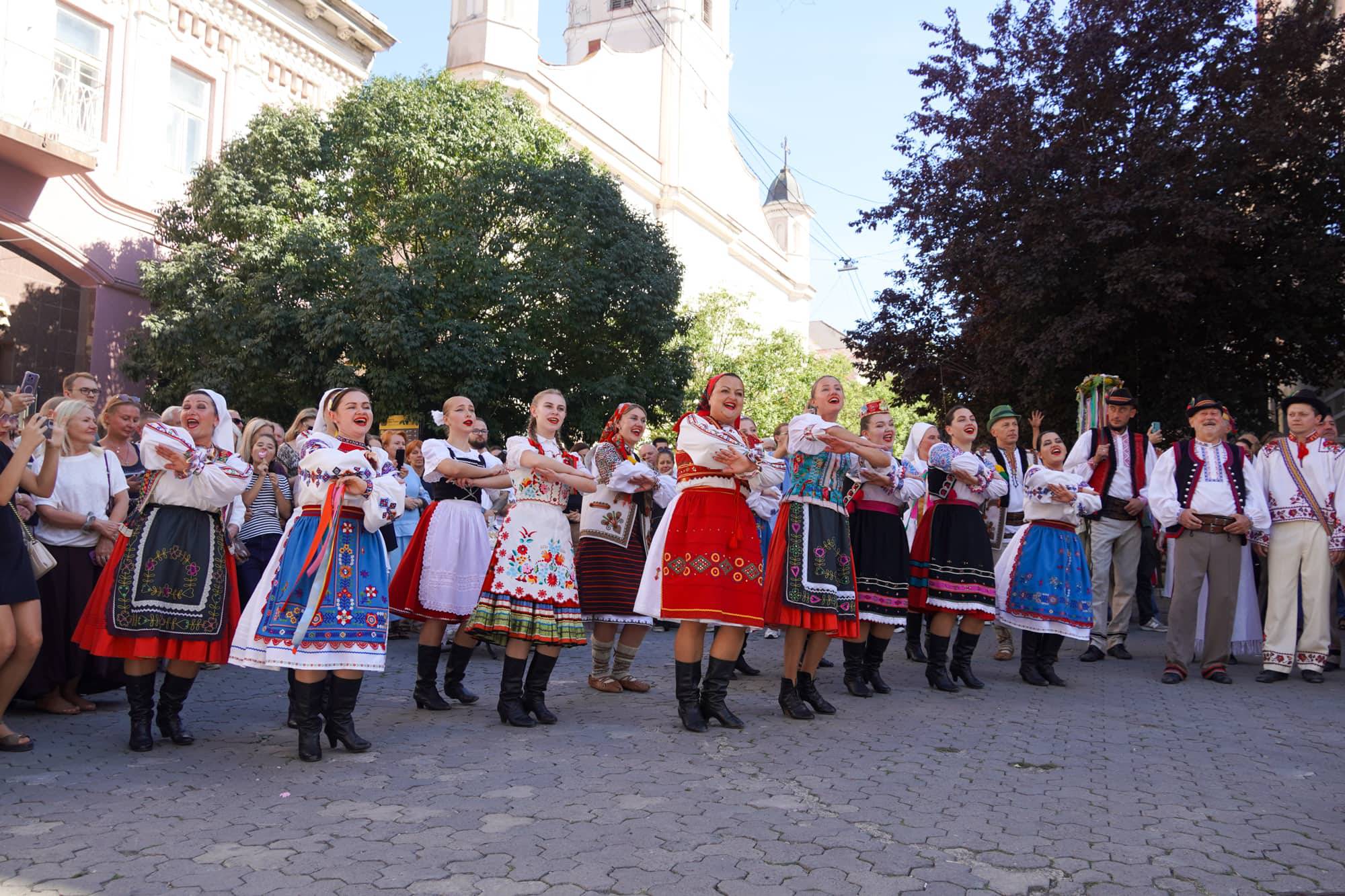 Ужгород знову перенісся у минуле: вулицями міста пройшло закарпатське весілля