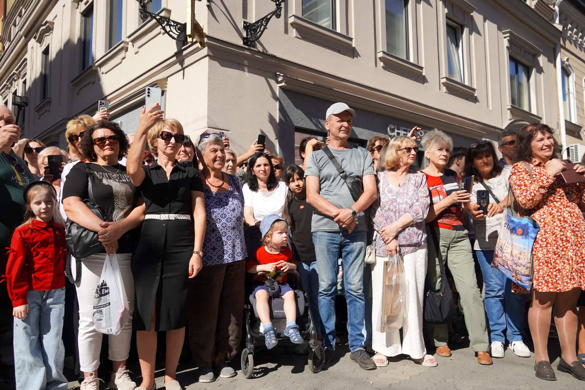 Ужгород знову перенісся у минуле: вулицями міста пройшло закарпатське весілля