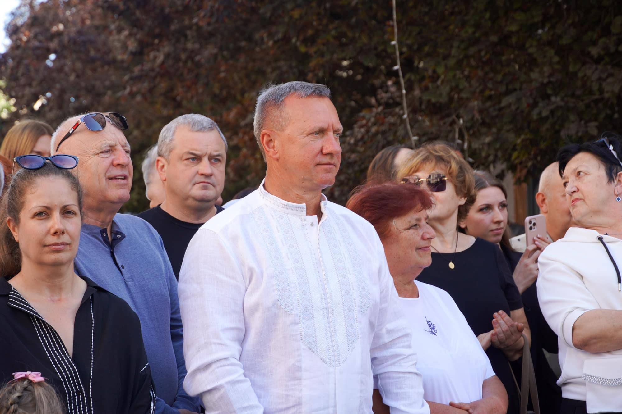 Ужгород знову перенісся у минуле: вулицями міста пройшло закарпатське весілля