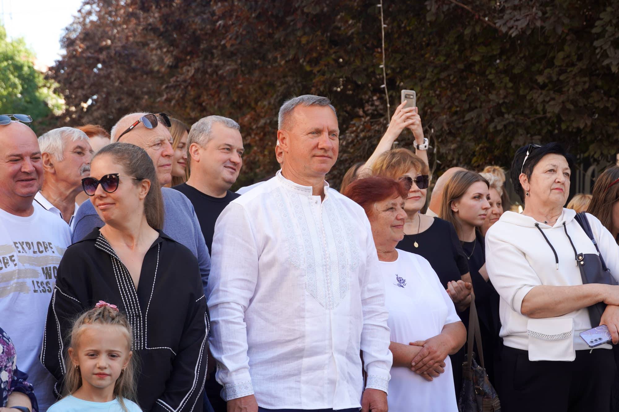 Ужгород знову перенісся у минуле: вулицями міста пройшло закарпатське весілля