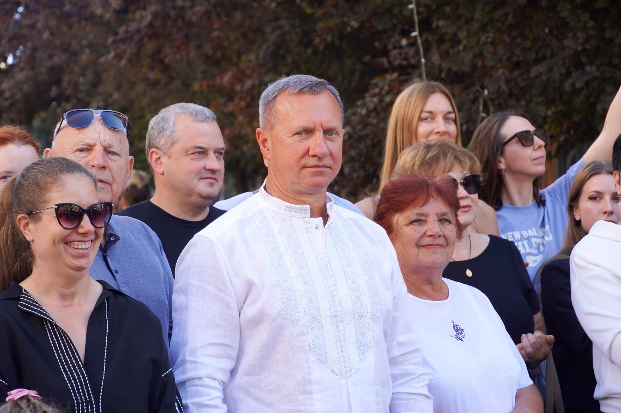 Ужгород знову перенісся у минуле: вулицями міста пройшло закарпатське весілля