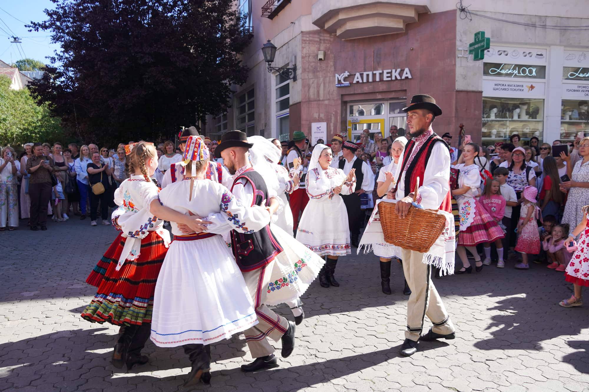 Ужгород знову перенісся у минуле: вулицями міста пройшло закарпатське весілля