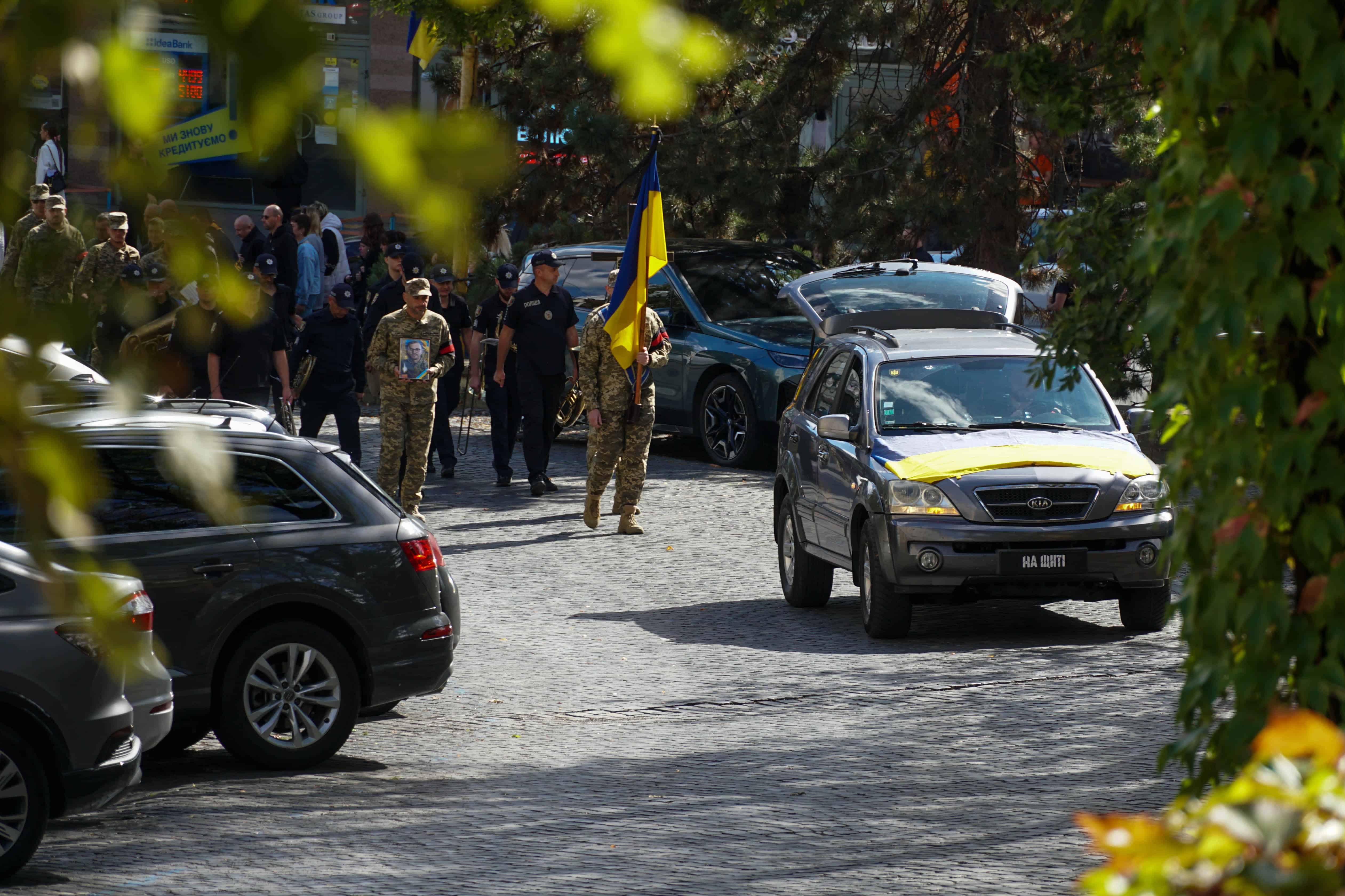 Повернувся «на щиті»: Ужгород сьогодні попрощався зі ще одним Героєм – 24-річним солдатом Олегом Вороном
