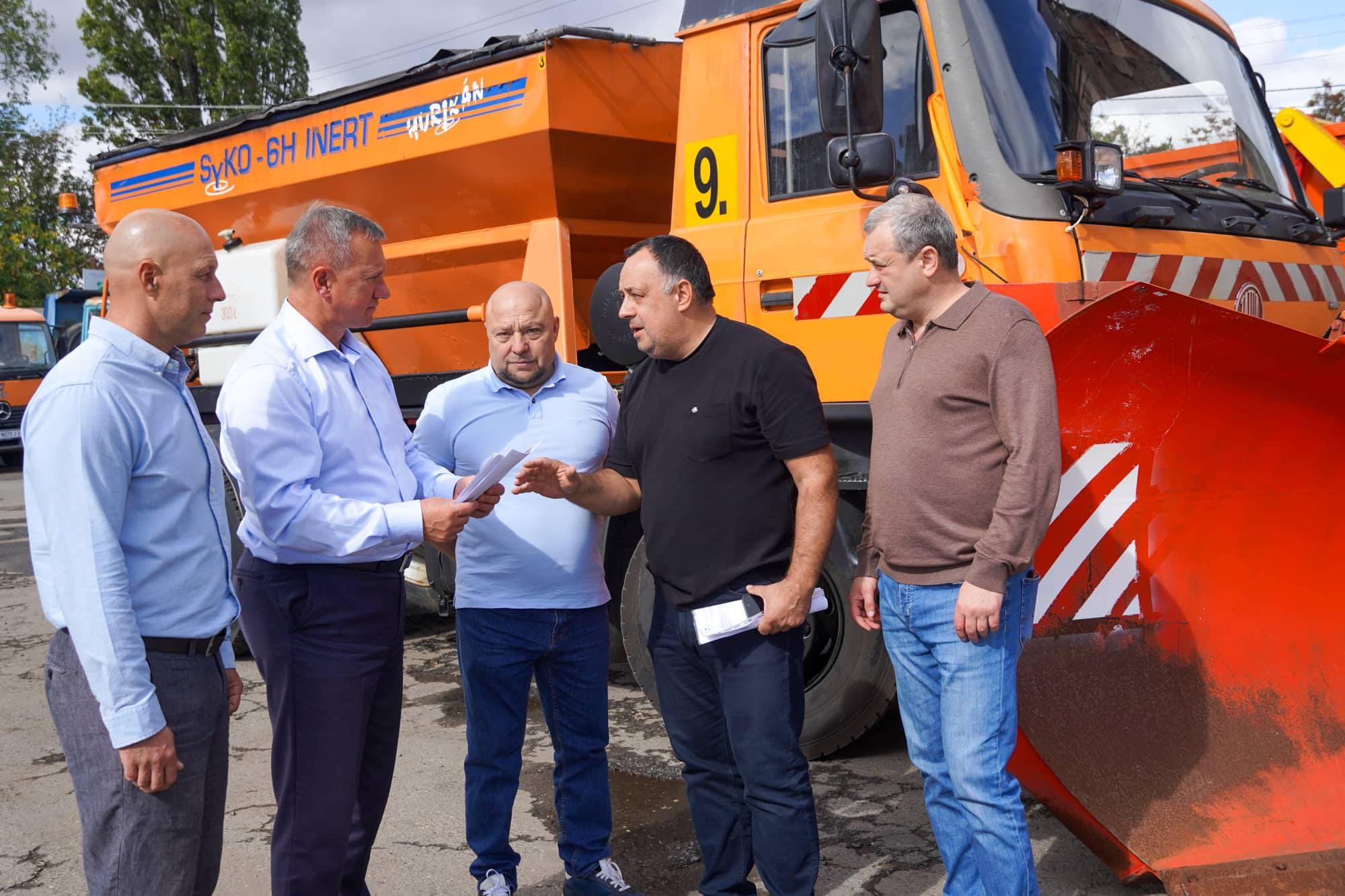 Ужгород отримав гуманітарну допомогу від чеських партнерів – повнопривідну снігоприбиральну комбіновану машину передали із Мораво-Сілезького краю