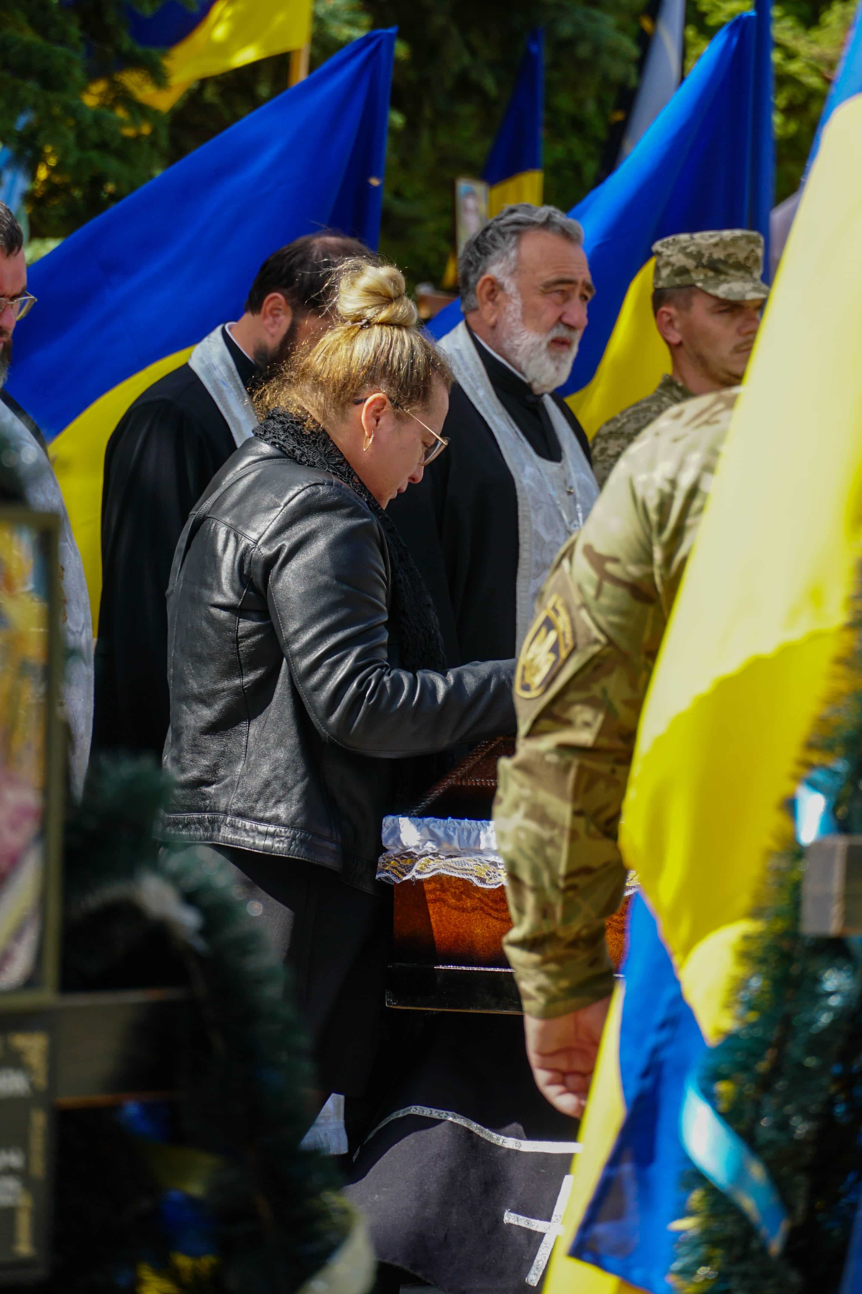 Повернувся «на щиті»: Ужгород сьогодні попрощався зі ще одним Героєм – 24-річним солдатом Олегом Вороном