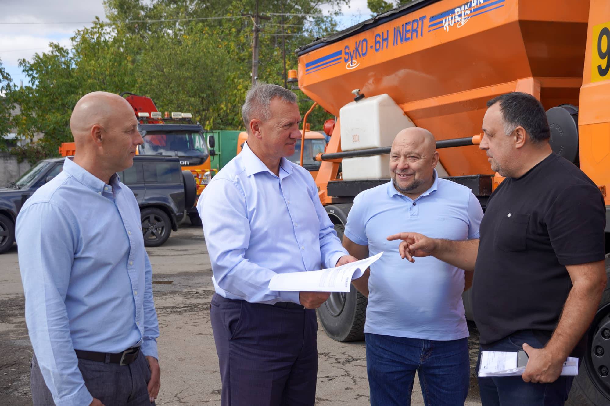 Ужгород отримав гуманітарну допомогу від чеських партнерів – повнопривідну снігоприбиральну комбіновану машину передали із Мораво-Сілезького краю