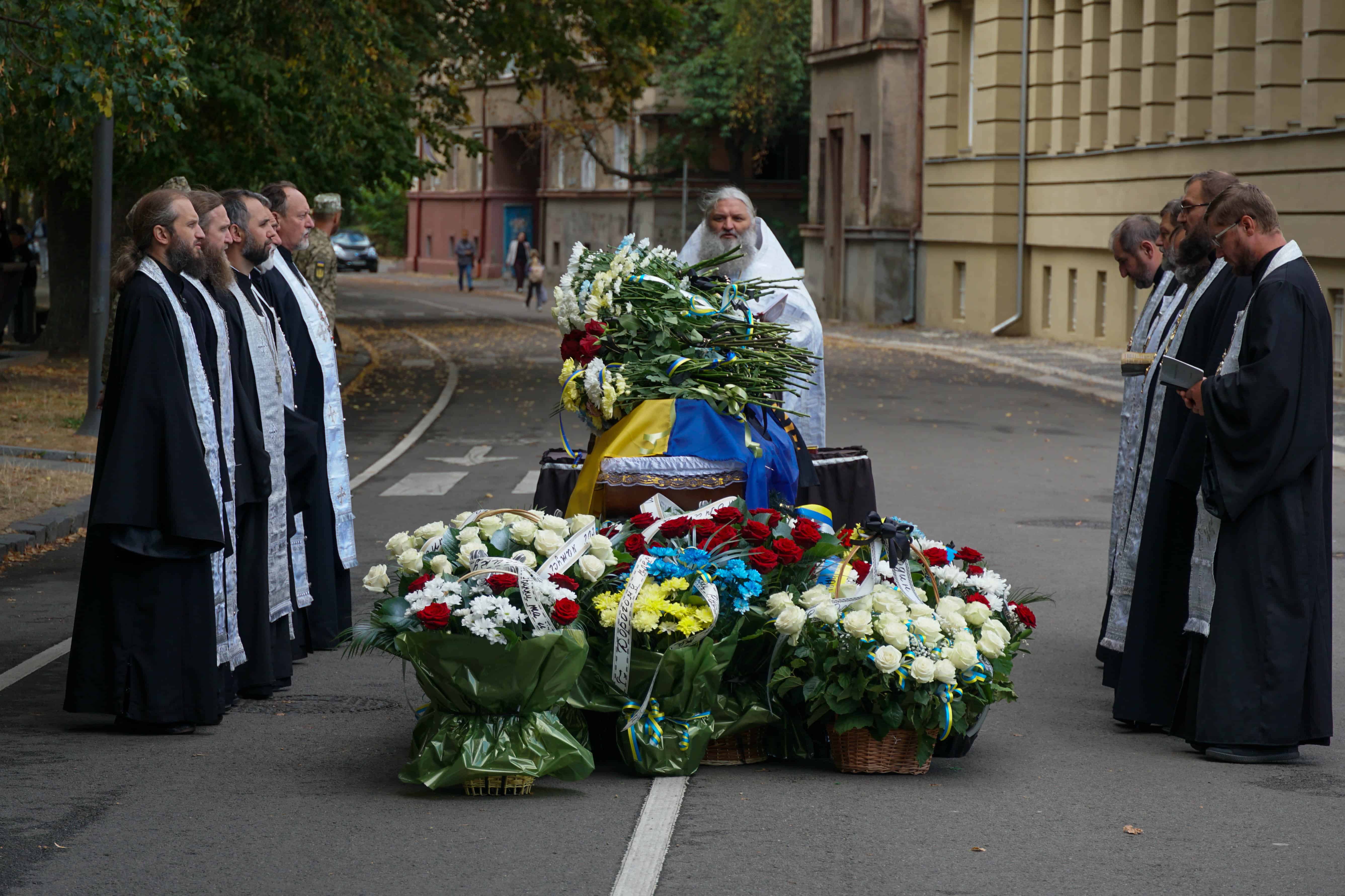 Повернувся «на щиті»: Ужгород сьогодні попрощався зі ще одним Героєм – 24-річним солдатом Олегом Вороном