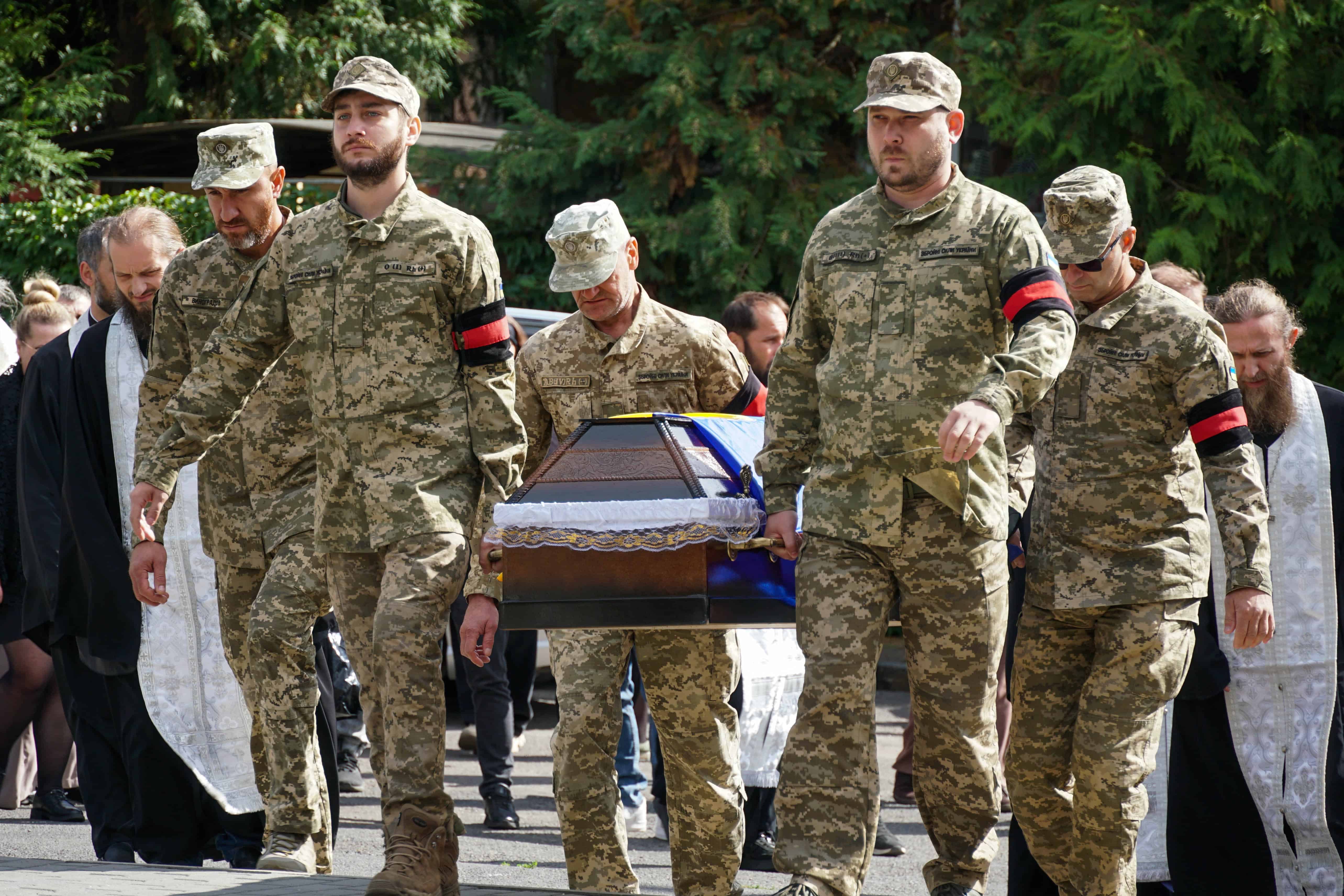 Повернувся «на щиті»: Ужгород сьогодні попрощався зі ще одним Героєм – 24-річним солдатом Олегом Вороном