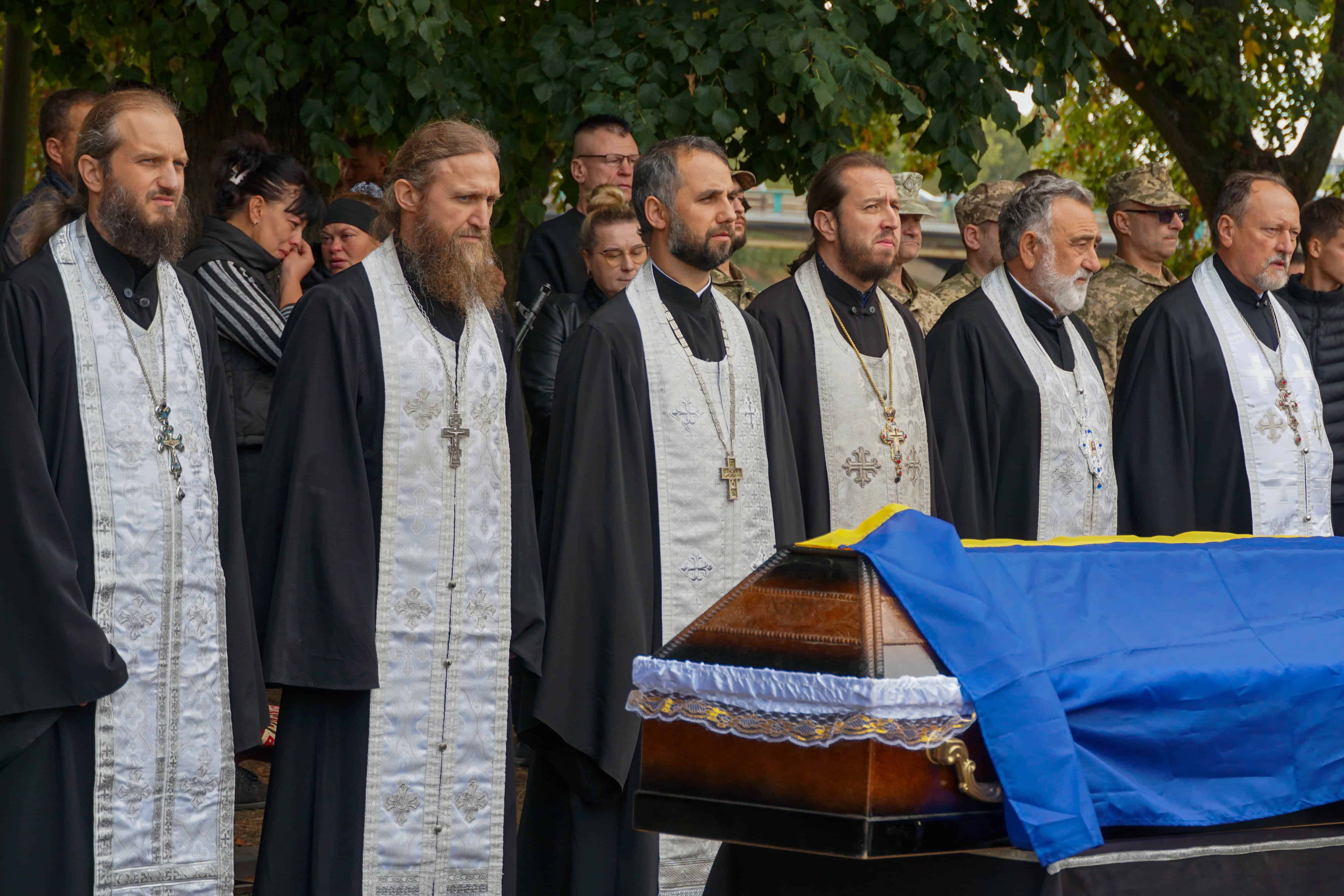 Повернувся «на щиті»: Ужгород сьогодні попрощався зі ще одним Героєм – 24-річним солдатом Олегом Вороном