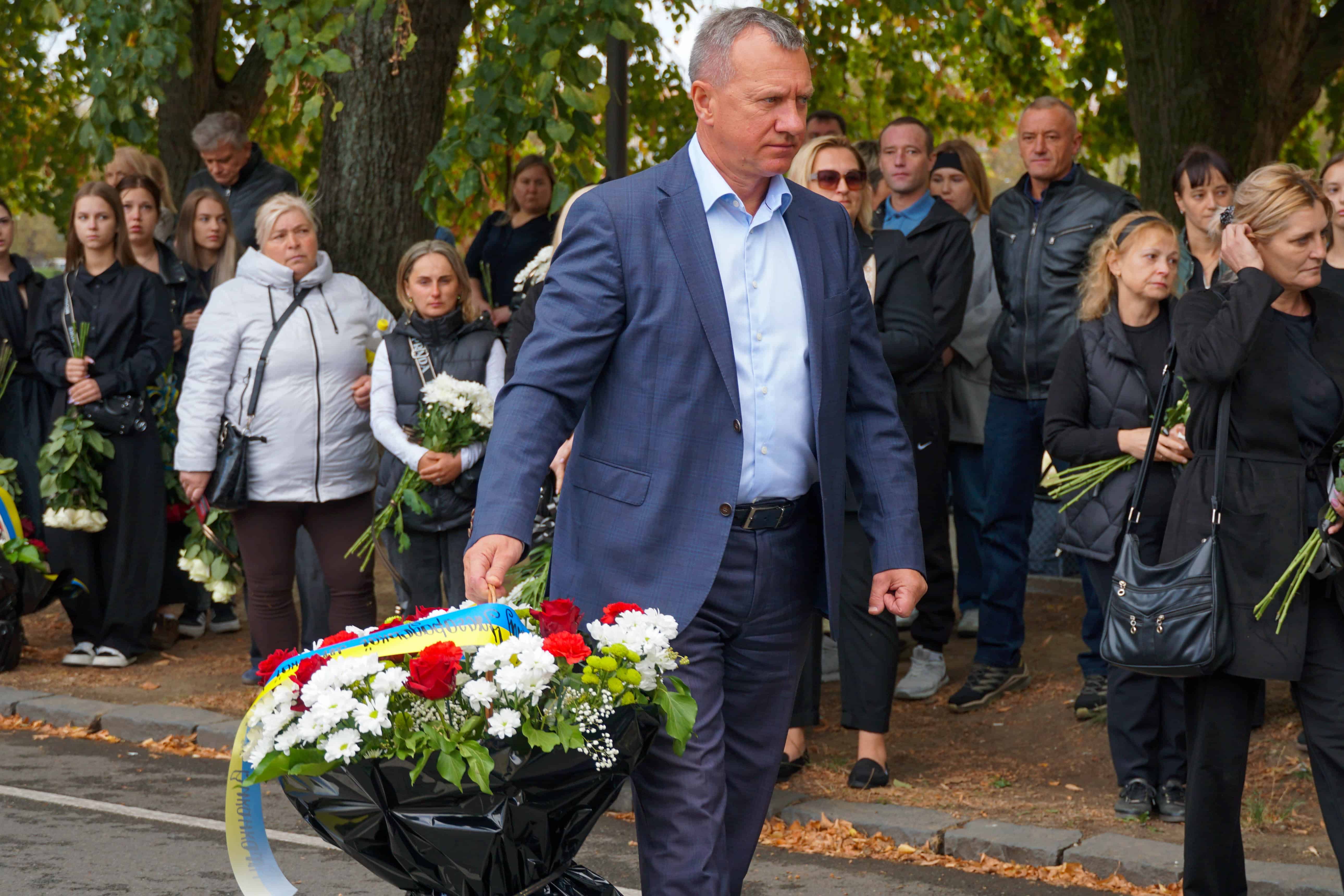 Повернувся «на щиті»: Ужгород сьогодні попрощався зі ще одним Героєм – 24-річним солдатом Олегом Вороном