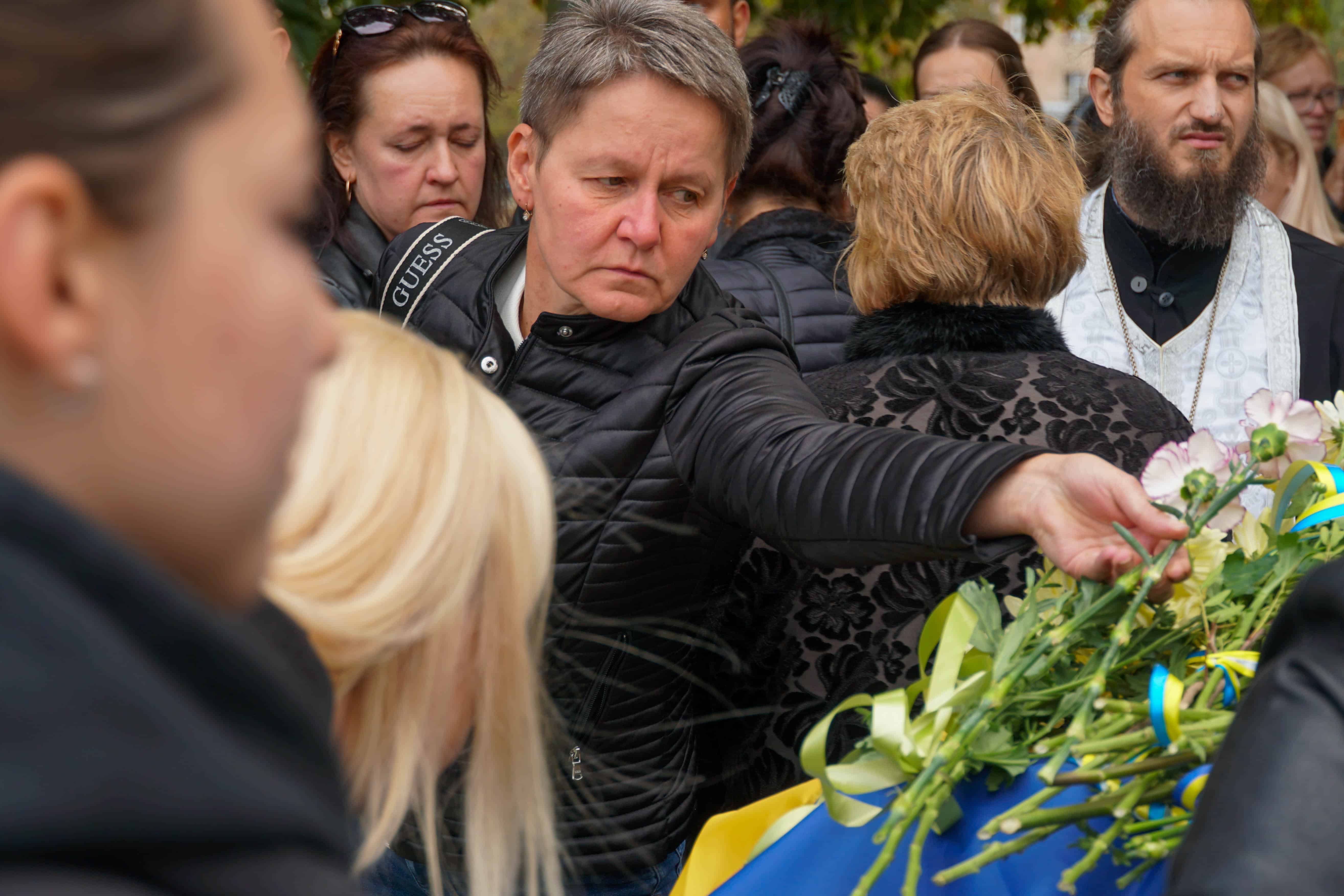 Повернувся «на щиті»: Ужгород сьогодні попрощався зі ще одним Героєм – 24-річним солдатом Олегом Вороном