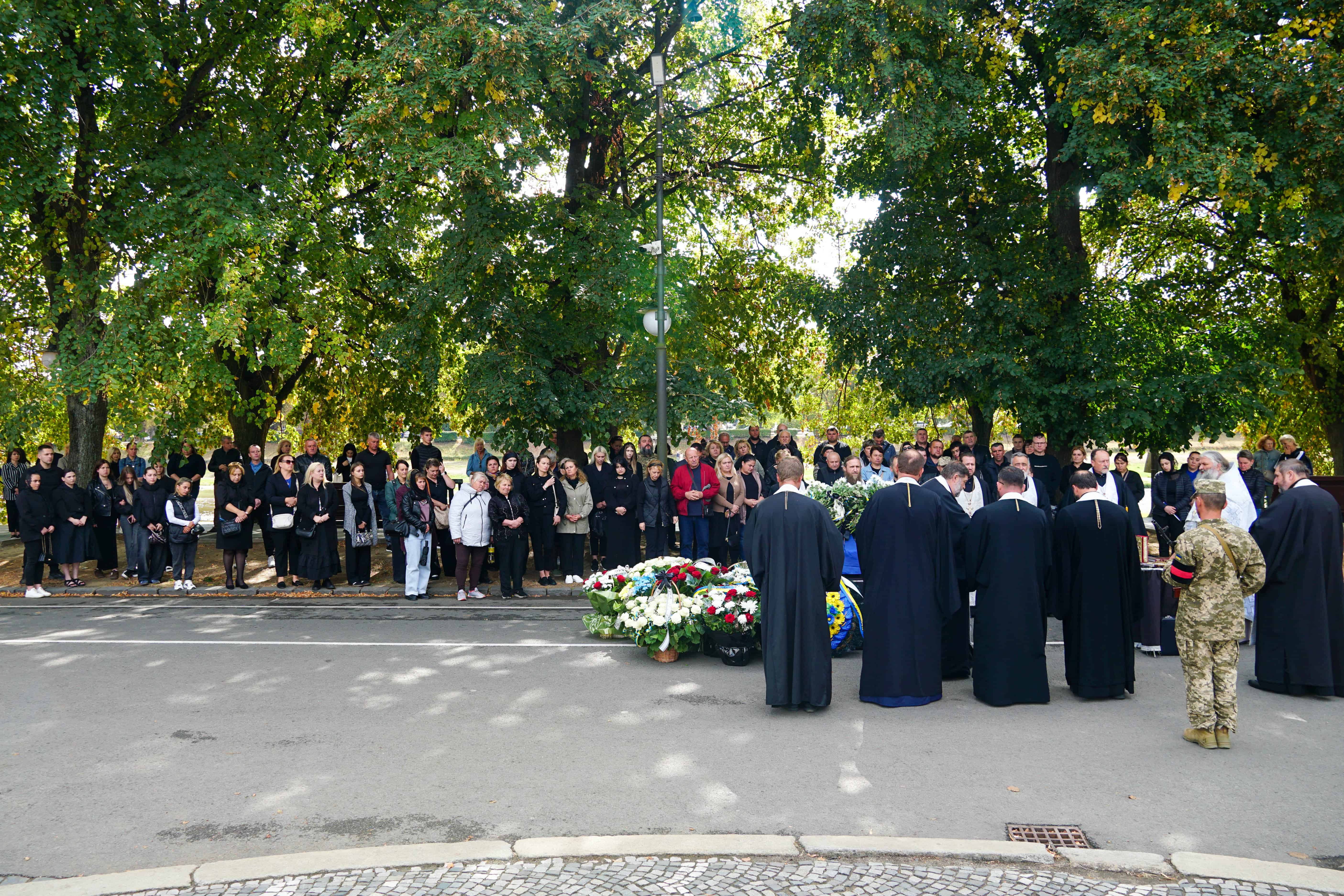 Повернувся «на щиті»: Ужгород сьогодні попрощався зі ще одним Героєм – 24-річним солдатом Олегом Вороном