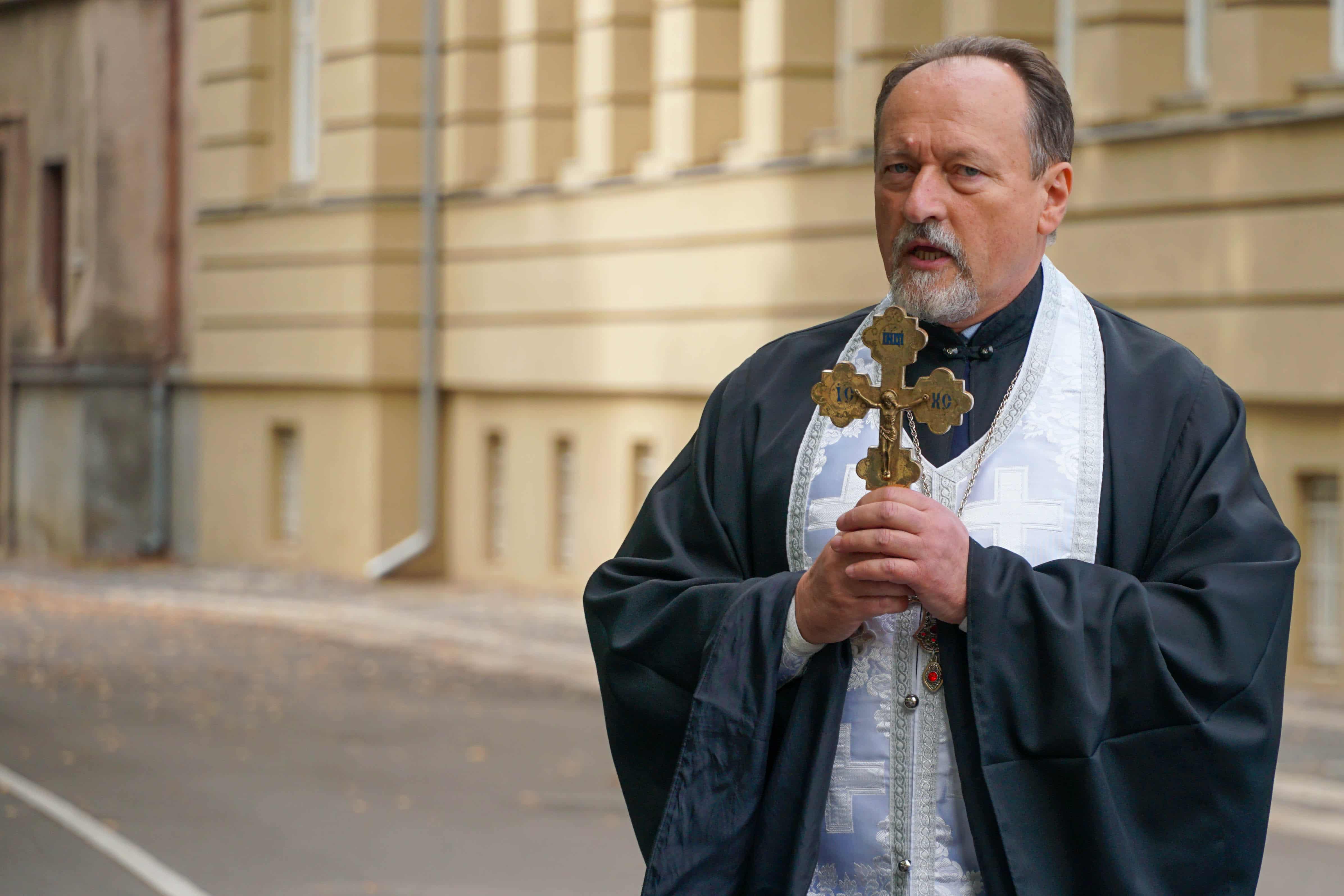 Повернувся «на щиті»: Ужгород сьогодні попрощався зі ще одним Героєм – 24-річним солдатом Олегом Вороном