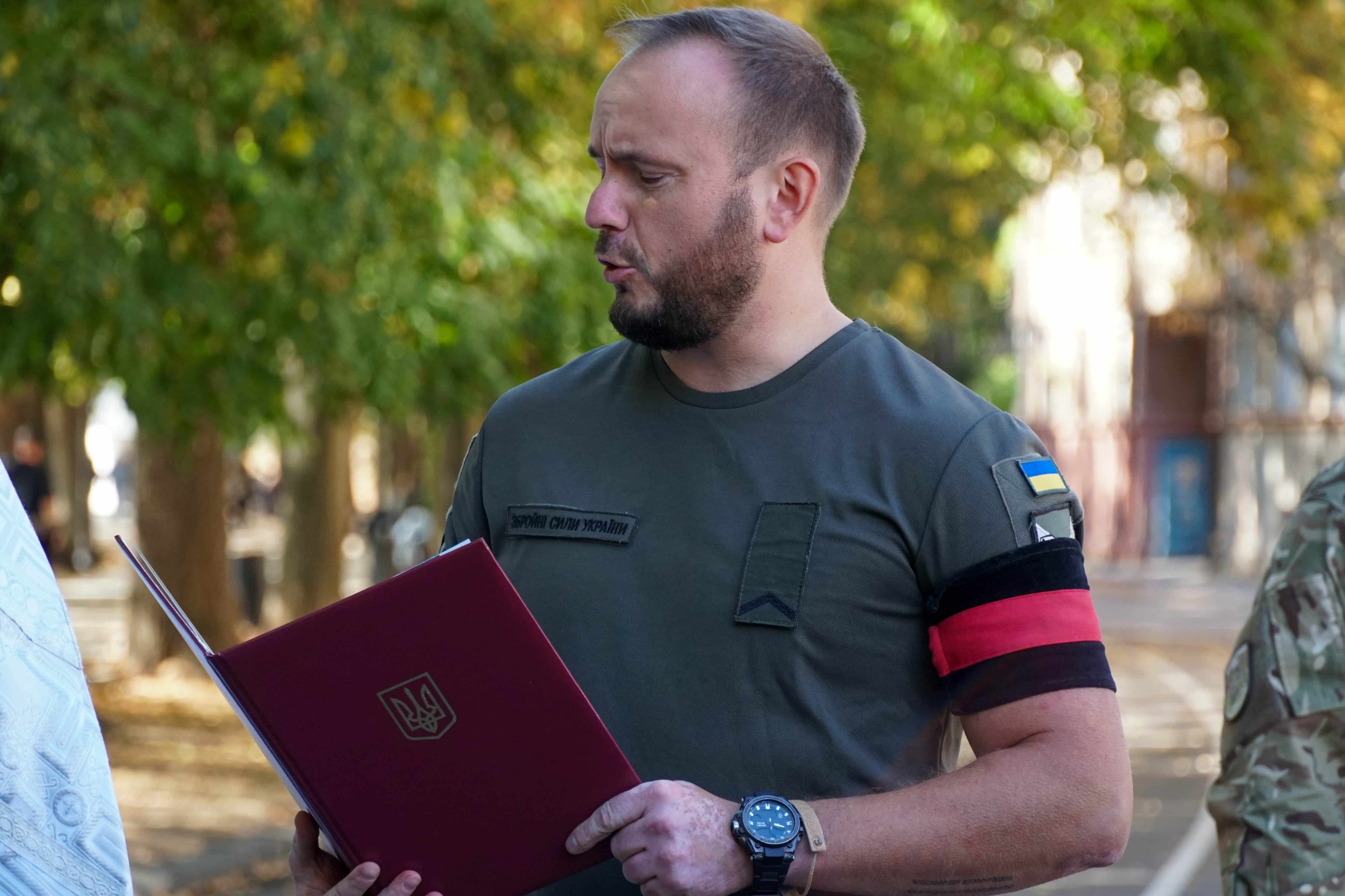 Повернувся «на щиті»: Ужгород сьогодні попрощався зі ще одним Героєм – 24-річним солдатом Олегом Вороном