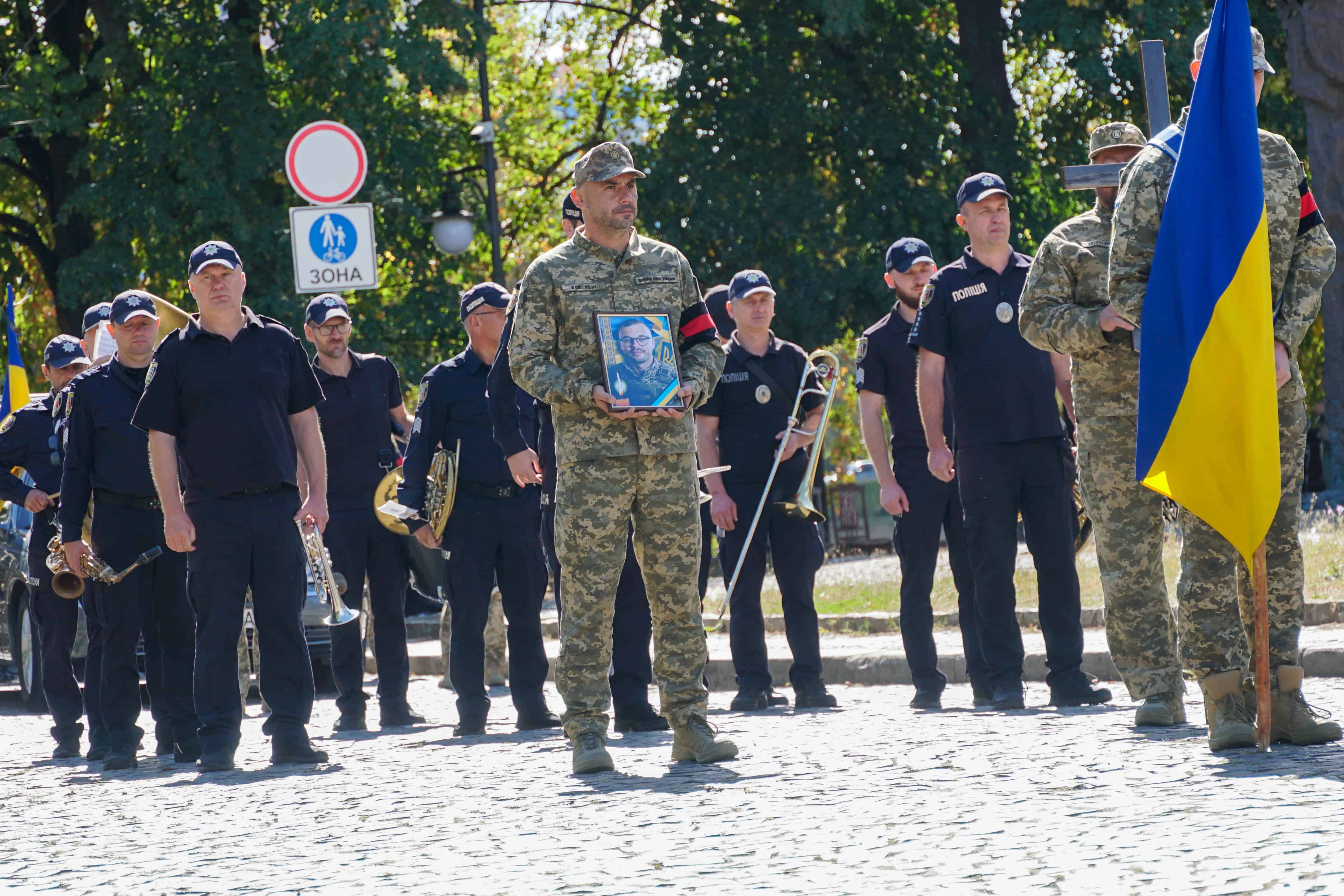 Повернувся «на щиті»: Ужгород сьогодні попрощався зі ще одним Героєм – 24-річним солдатом Олегом Вороном