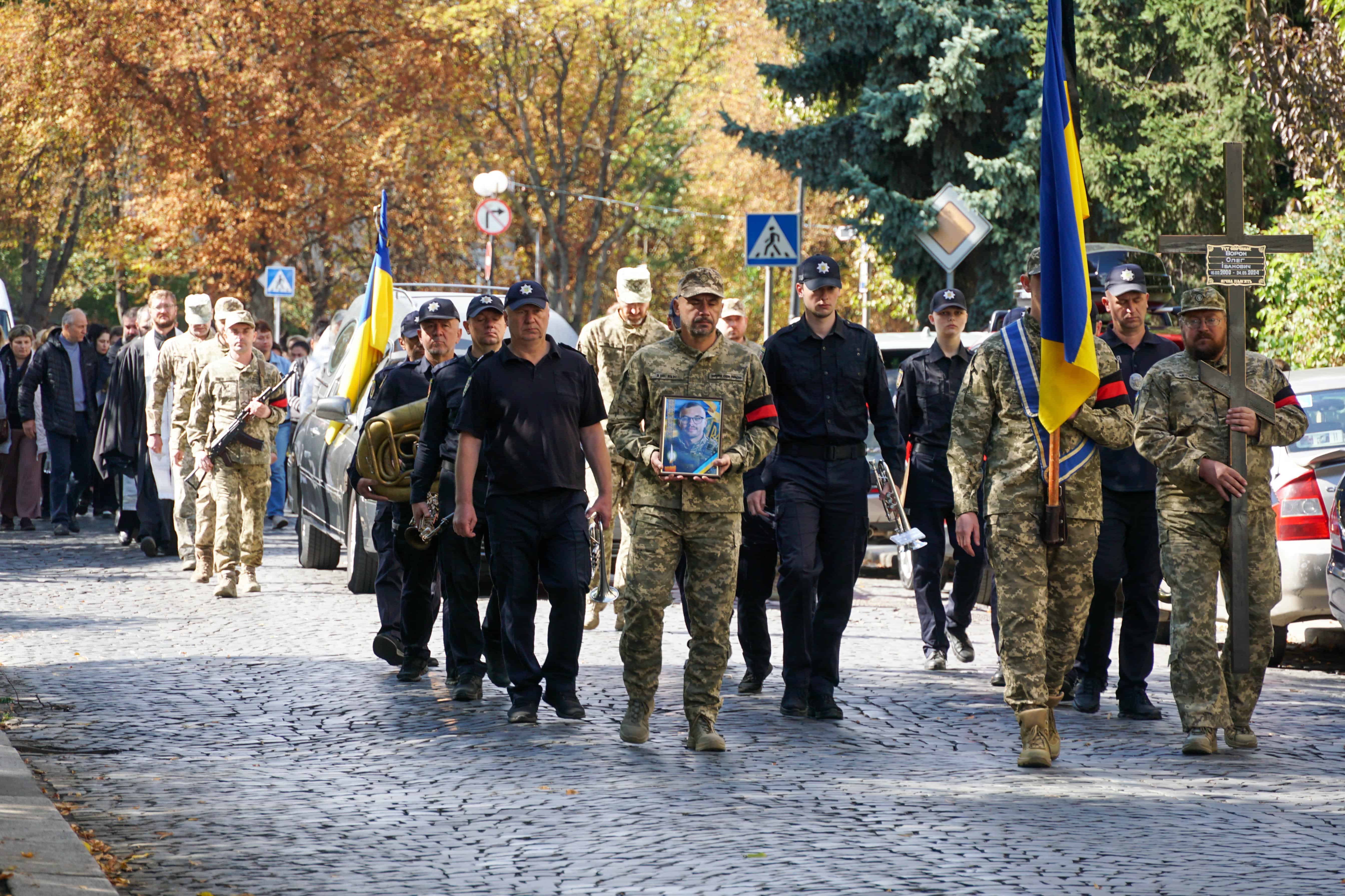 Повернувся «на щиті»: Ужгород сьогодні попрощався зі ще одним Героєм – 24-річним солдатом Олегом Вороном