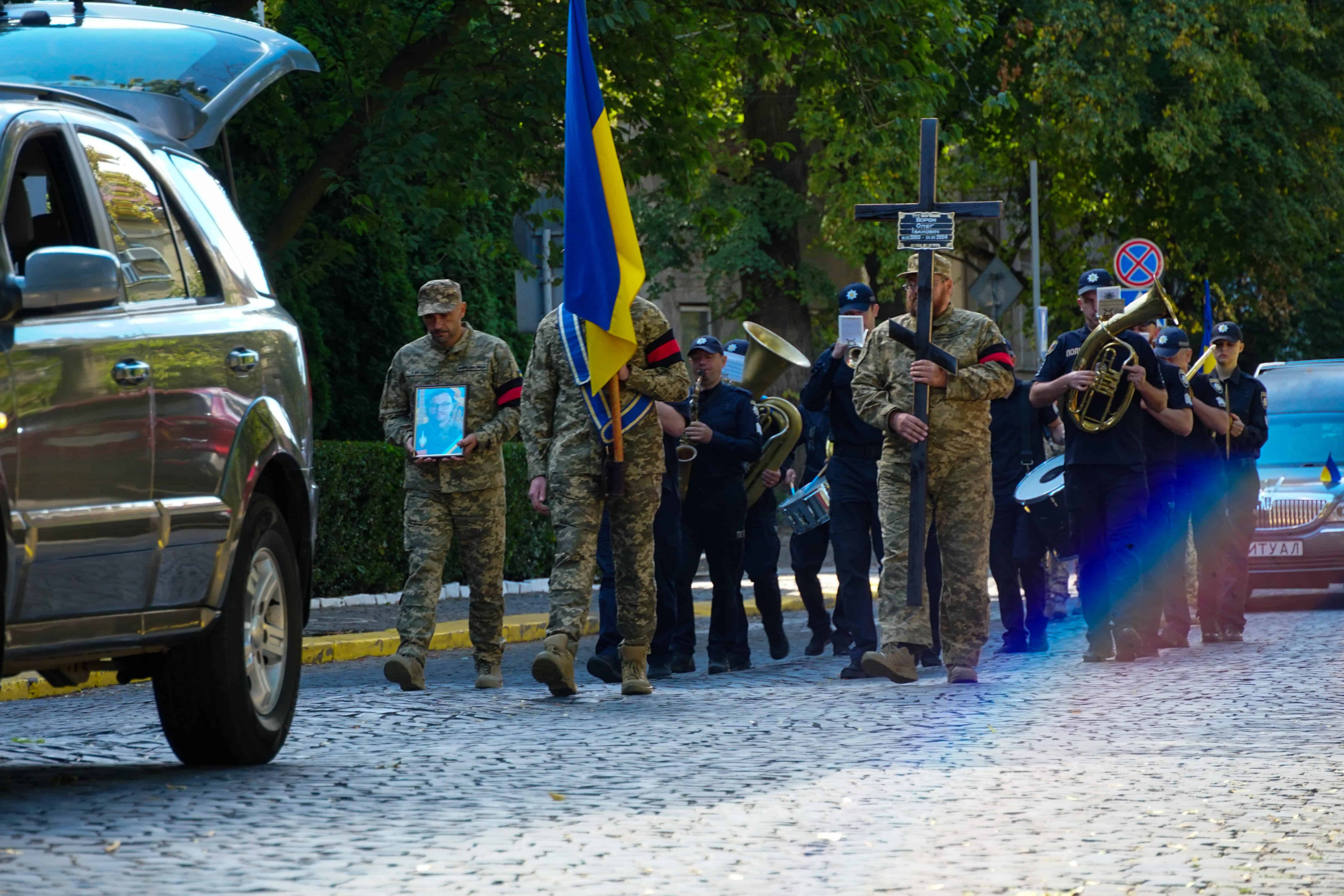 Повернувся «на щиті»: Ужгород сьогодні попрощався зі ще одним Героєм – 24-річним солдатом Олегом Вороном