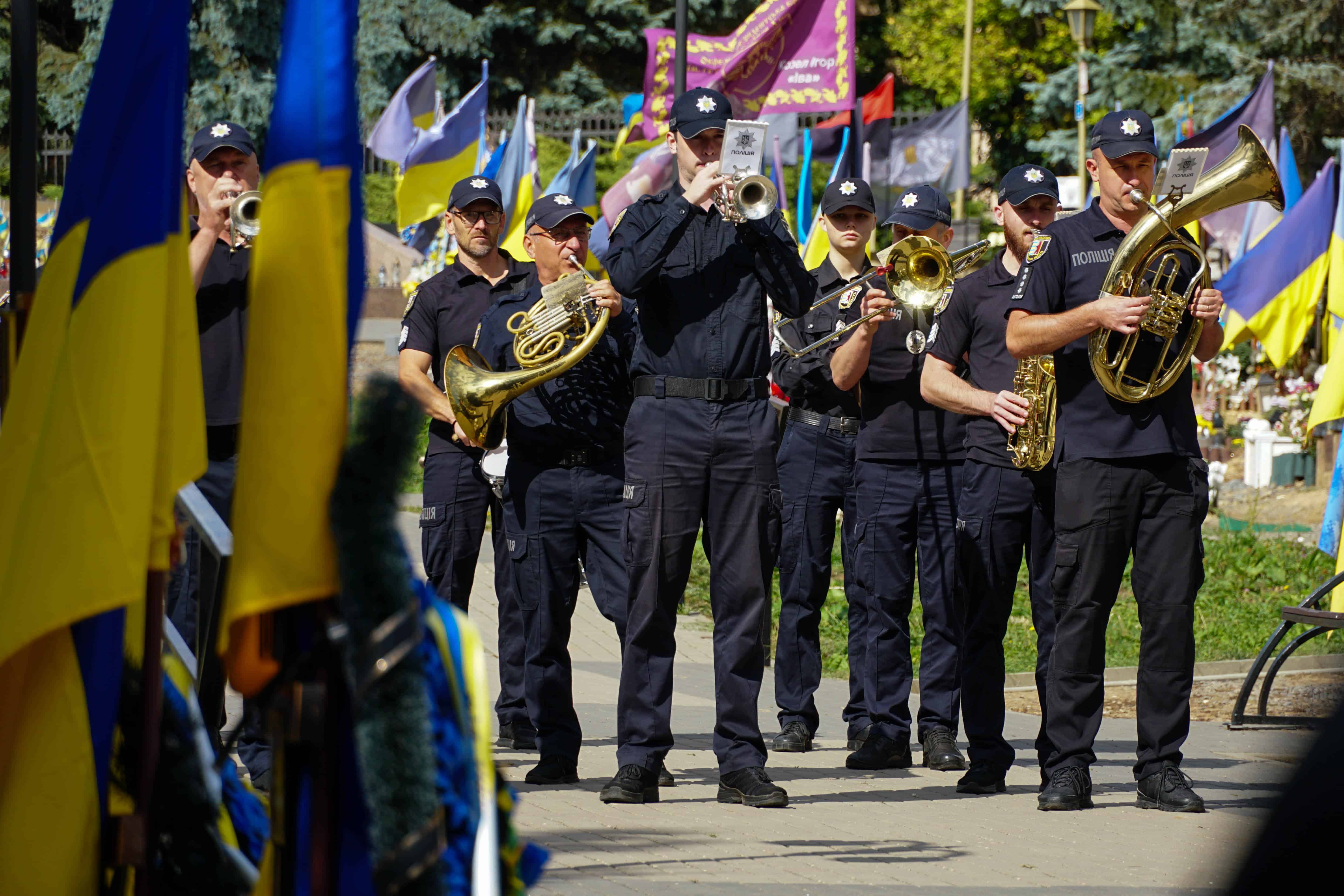 Повернувся «на щиті»: Ужгород сьогодні попрощався зі ще одним Героєм – 24-річним солдатом Олегом Вороном