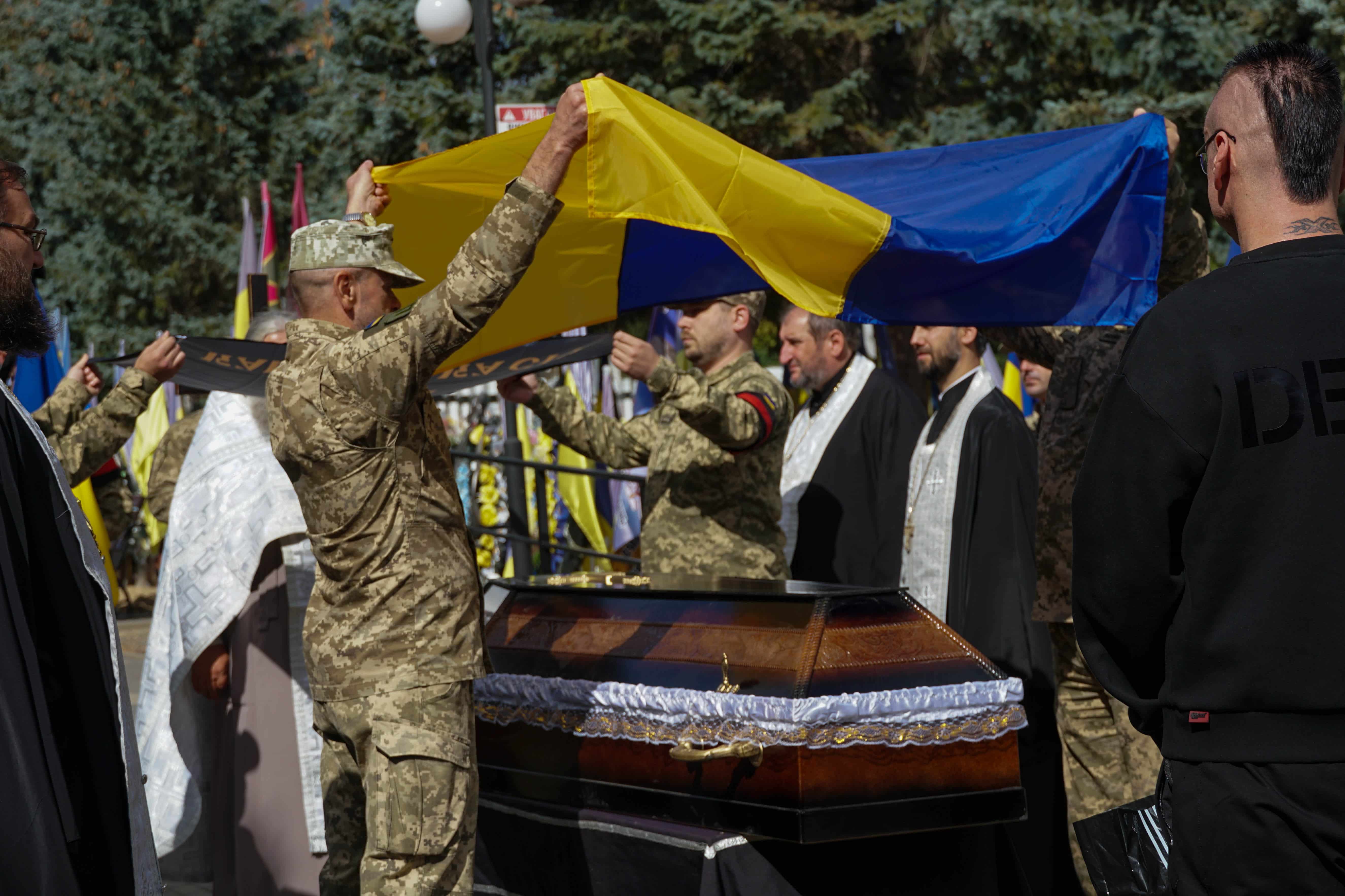 Повернувся «на щиті»: Ужгород сьогодні попрощався зі ще одним Героєм – 24-річним солдатом Олегом Вороном
